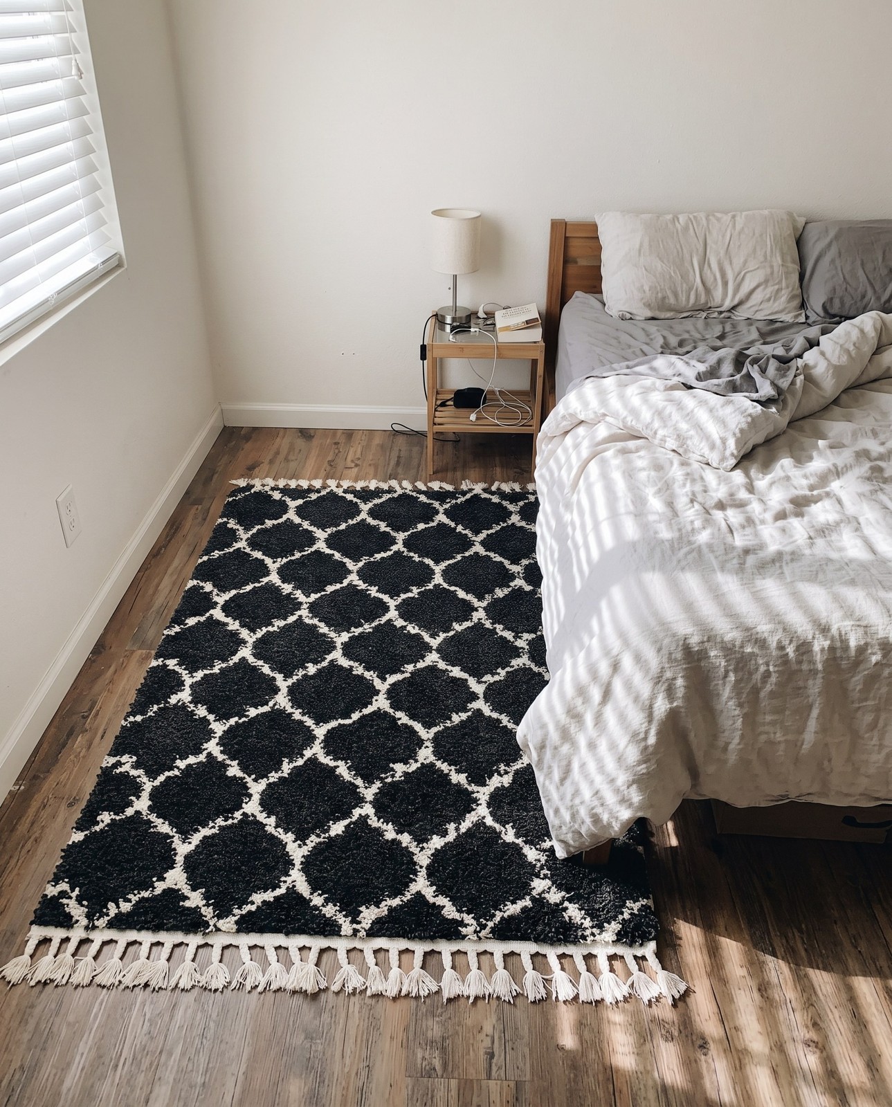 Detail image of 2' 2 x 3' Everett · Lattice shag rug, black and white