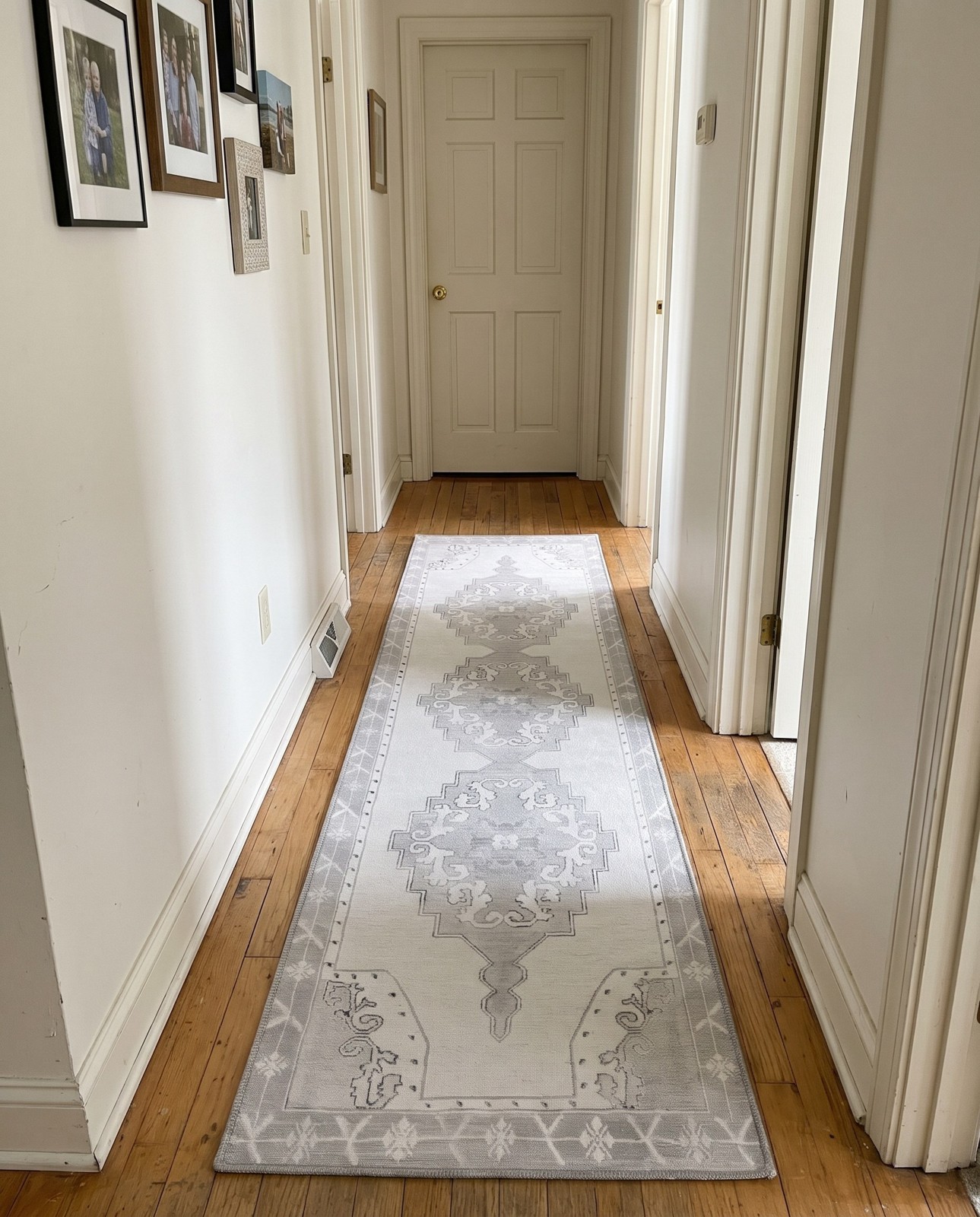 2' x 4' Sanderson · Medallion Washable Rug, gray and white