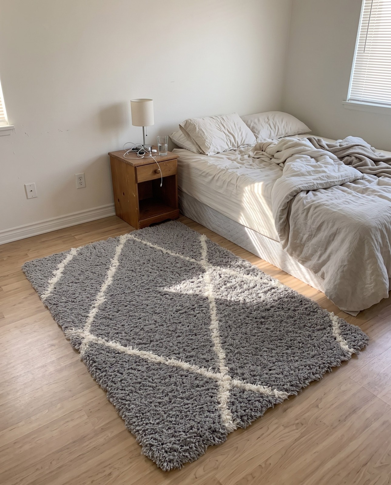 4' x 6' Rockingham · Diamond lattice Shag Rug, gray and ivory
