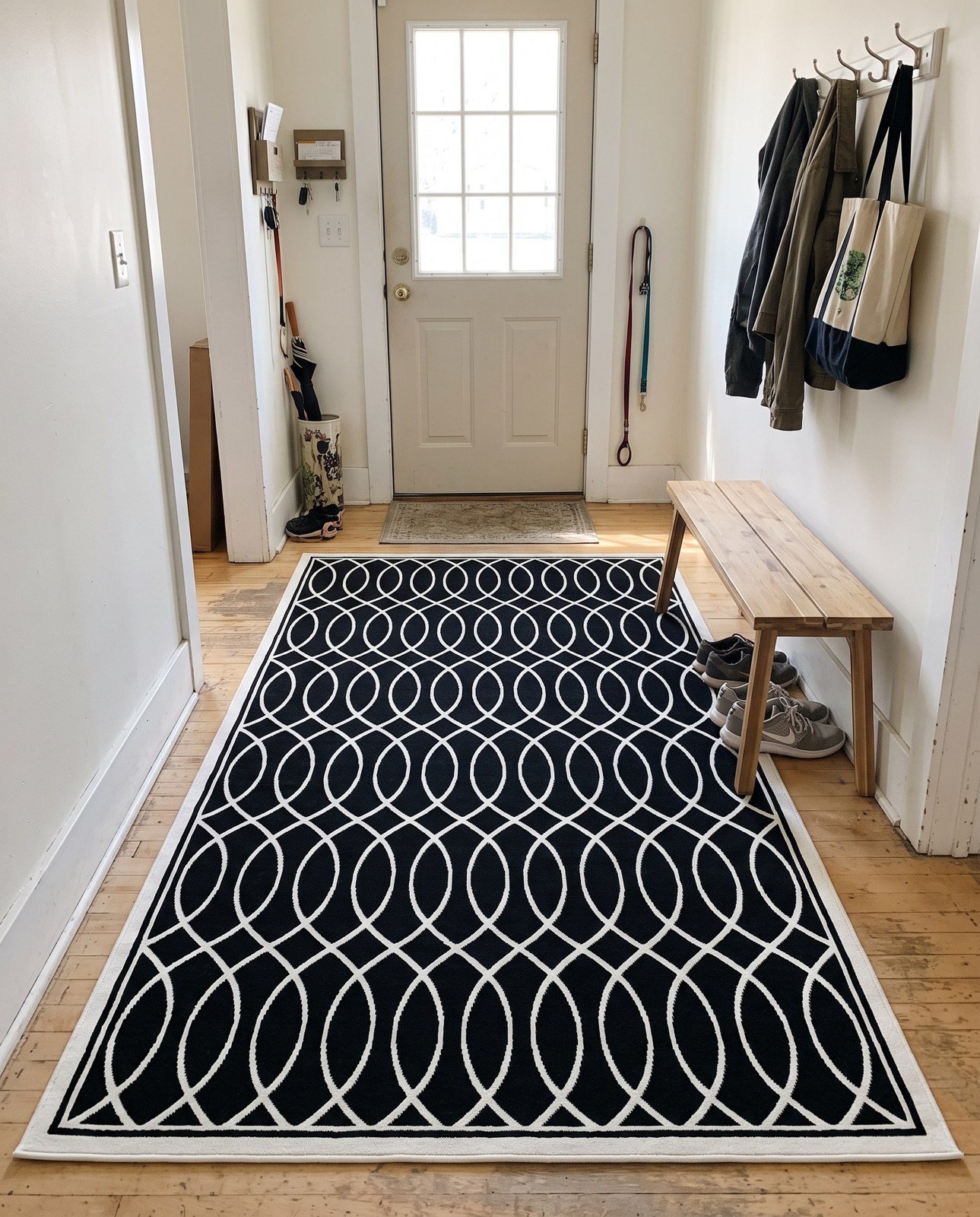 Detail image of 7' x 10' Richfield · Border rug, black and white