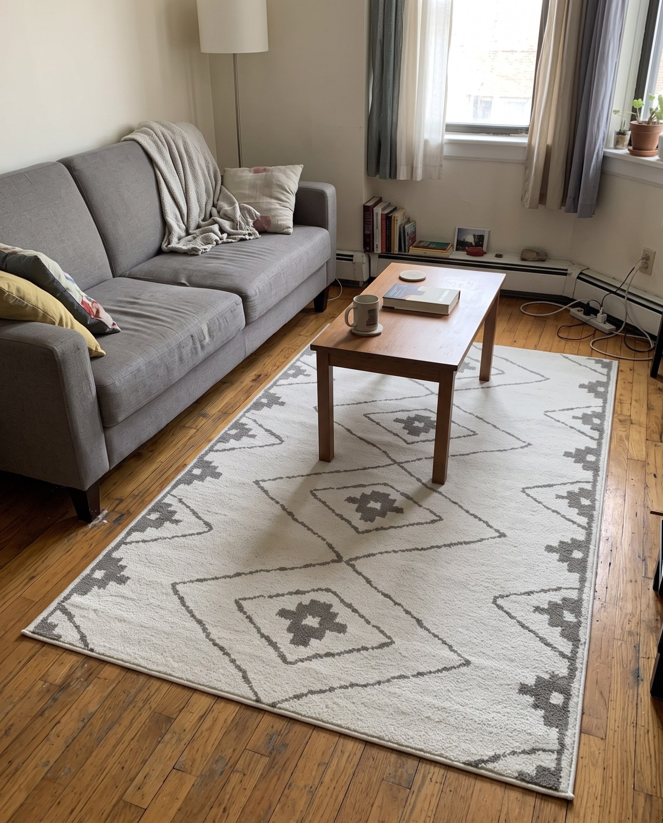 2' x 3' Sumac · Diamond rug, ivory
