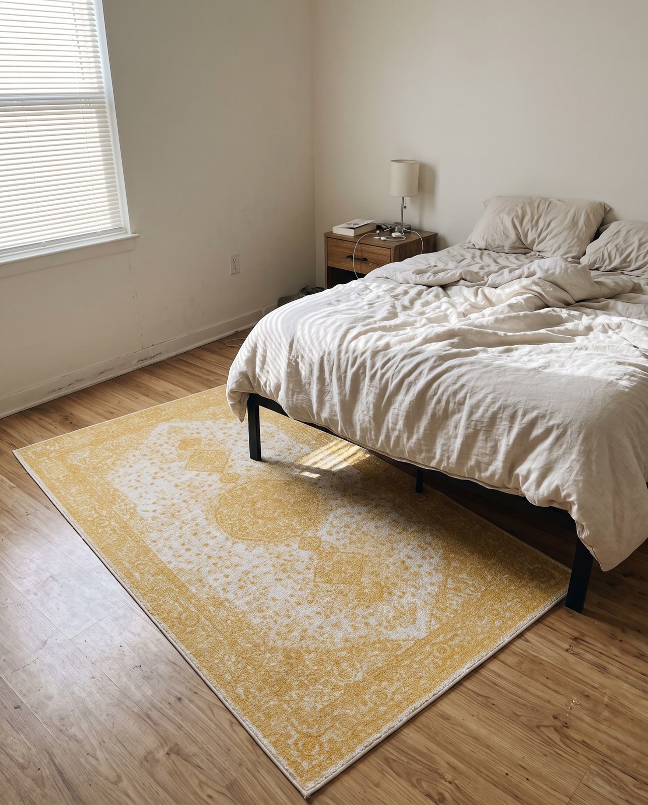 5' 3 x 8' Eudora · Border rug, yellow