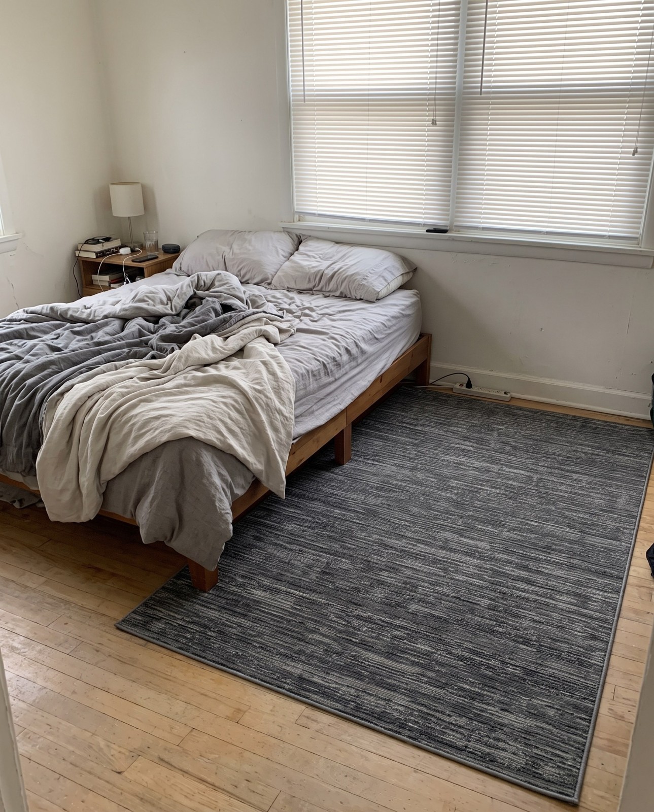 Detail image of 5' x 8' Hewitt · Lines rug, blue gray