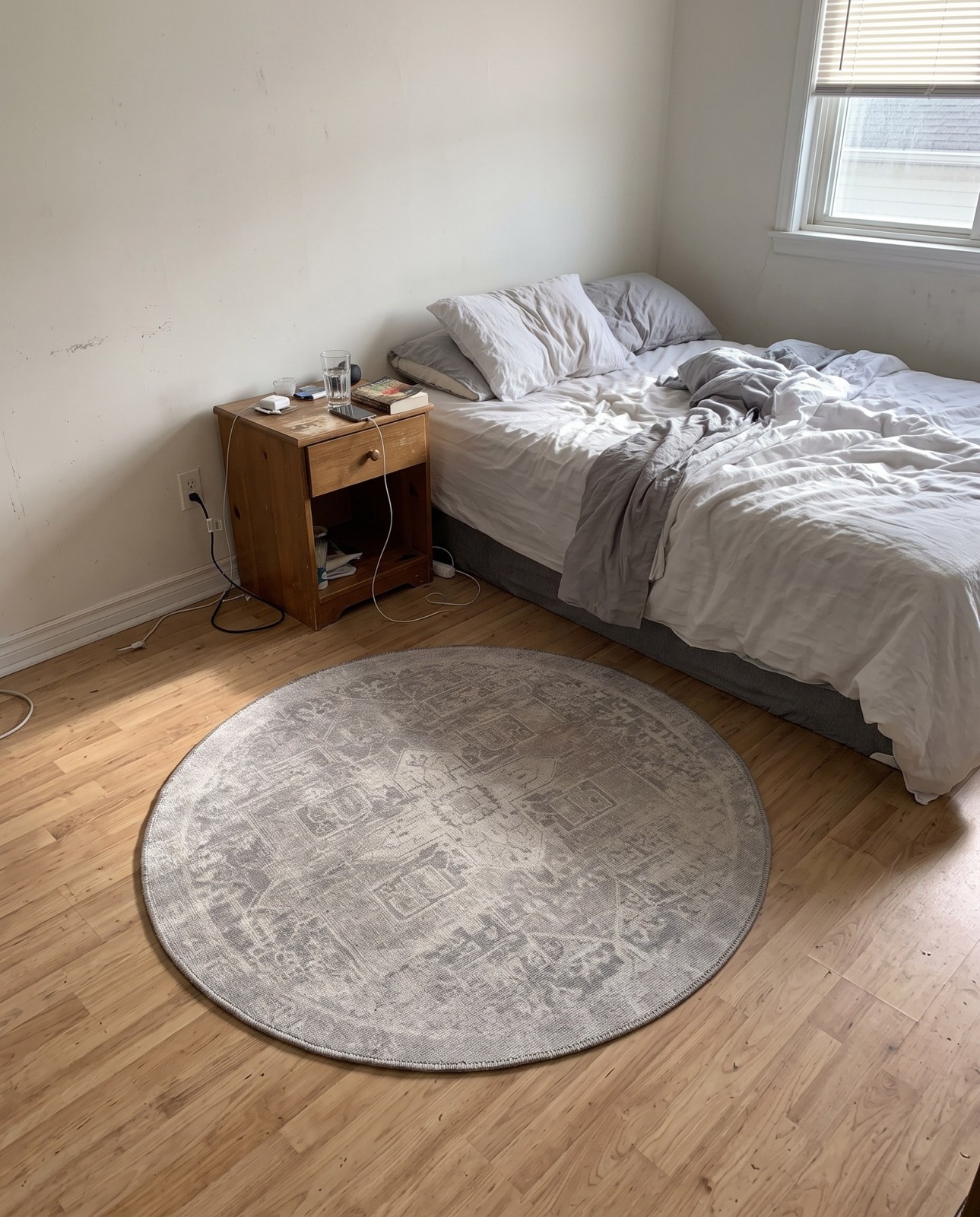 Detail image of 3' 6 x 5' 6 Clive · Faded medallion Washable Rug, gray and ivory