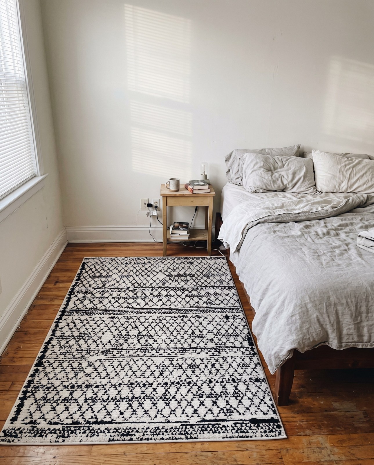 4' x 6' Walker · Diamond rug, cream