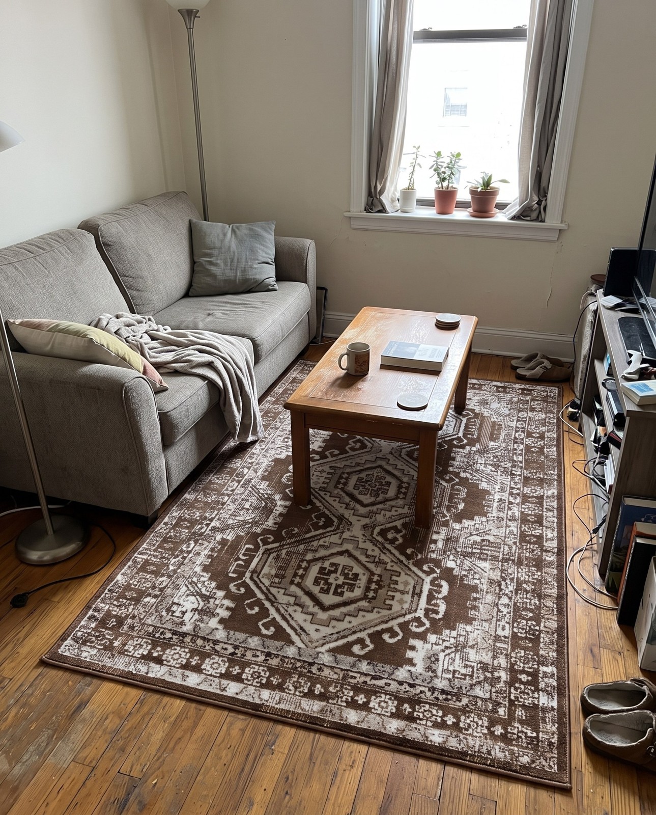 2' x 3' Harmon · Border rug, brown