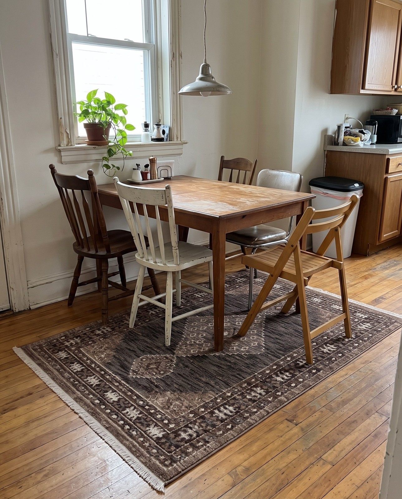 Detail image of 4' x 6' 3 Loveland · Border rug, gray