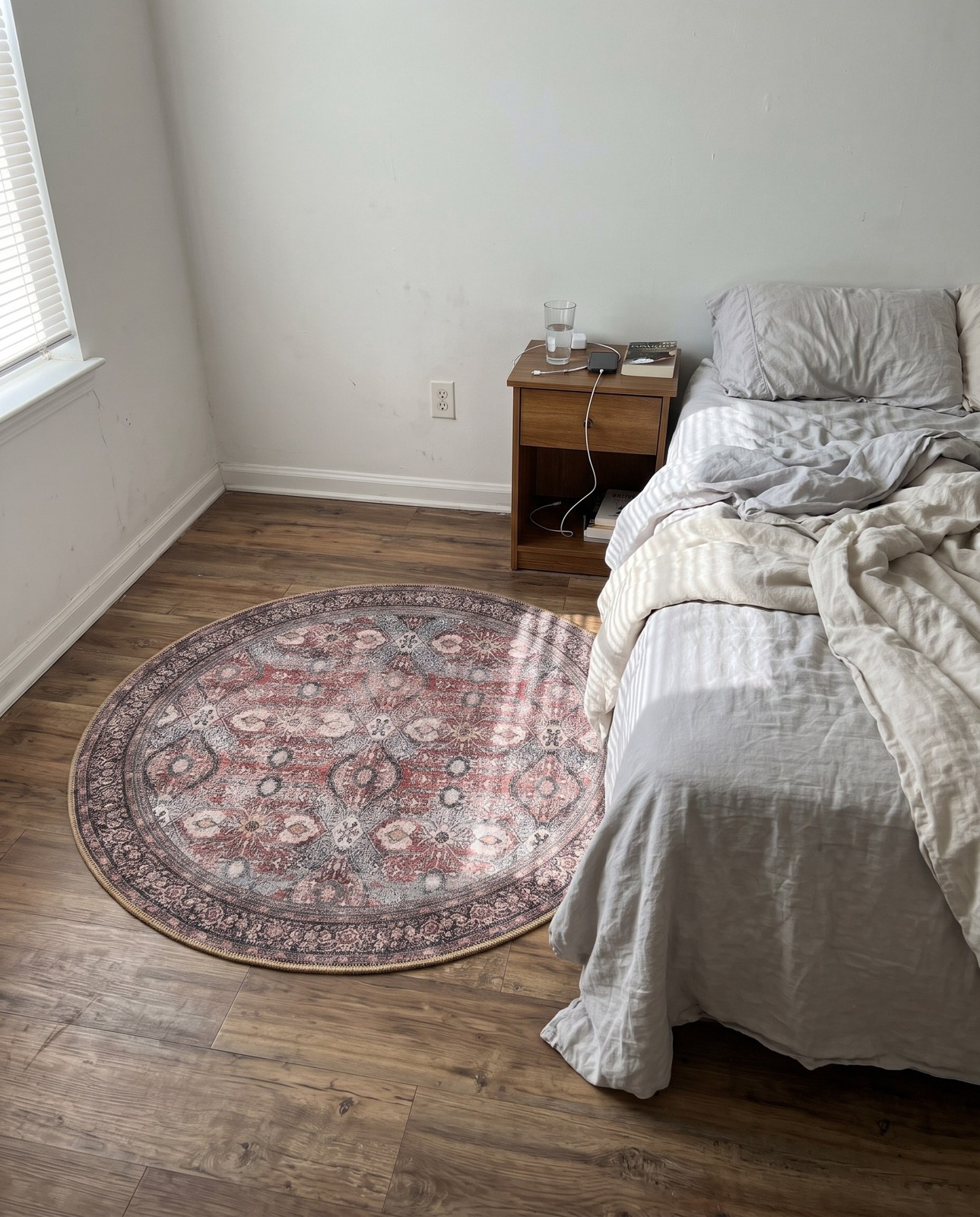 Detail image of 3' 6 x 3' 6 Marquette · Distressed medallion Washable Rug, red and black