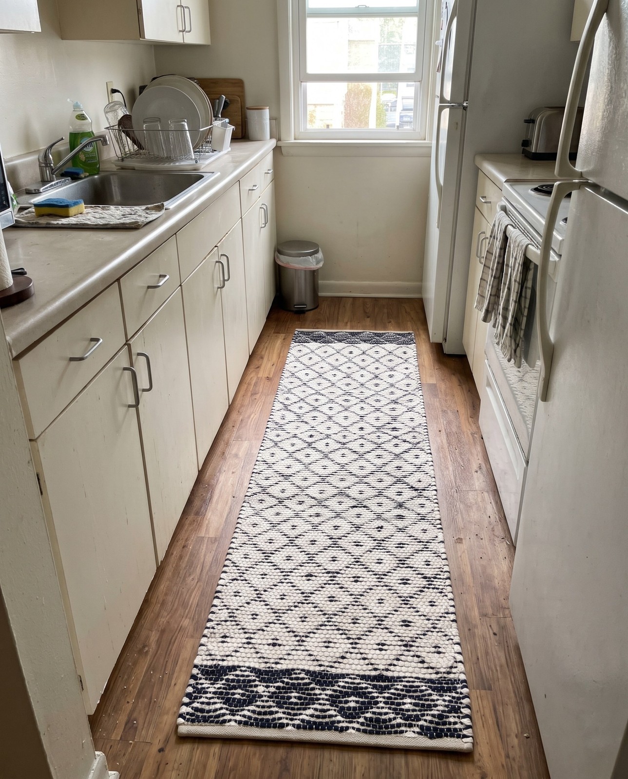 2' 7 x 10' Grove · Diamond Chindi Rug, ivory