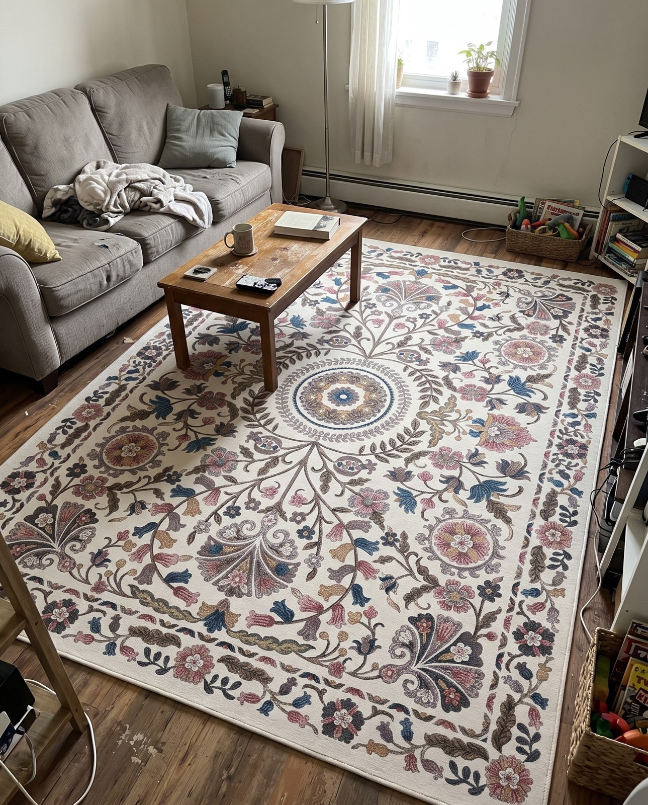 9' x 12' Griffith · Border rug, ivory