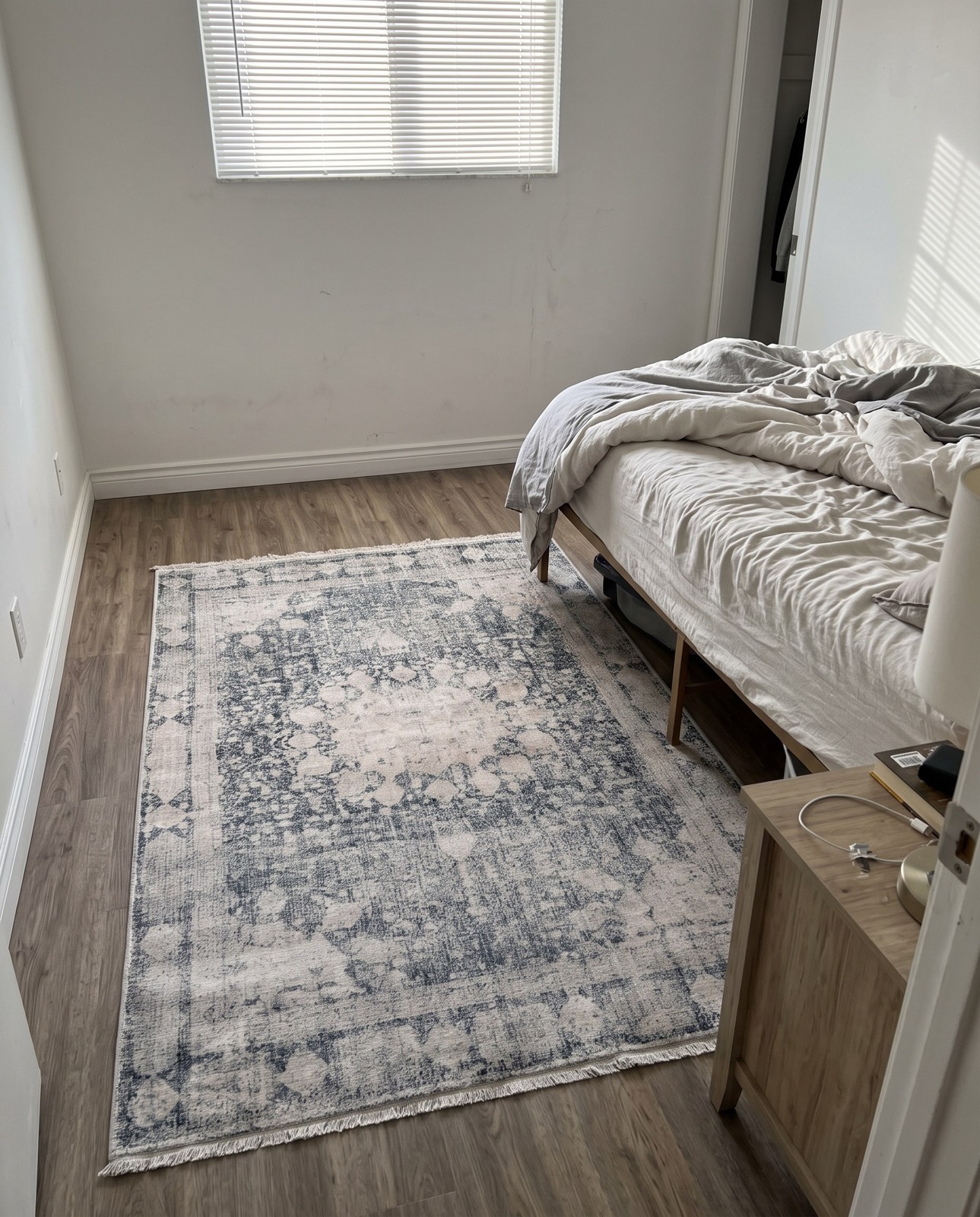 Detail image of 5' x 8' Derwent · Distressed medallion rug, gray and ivory