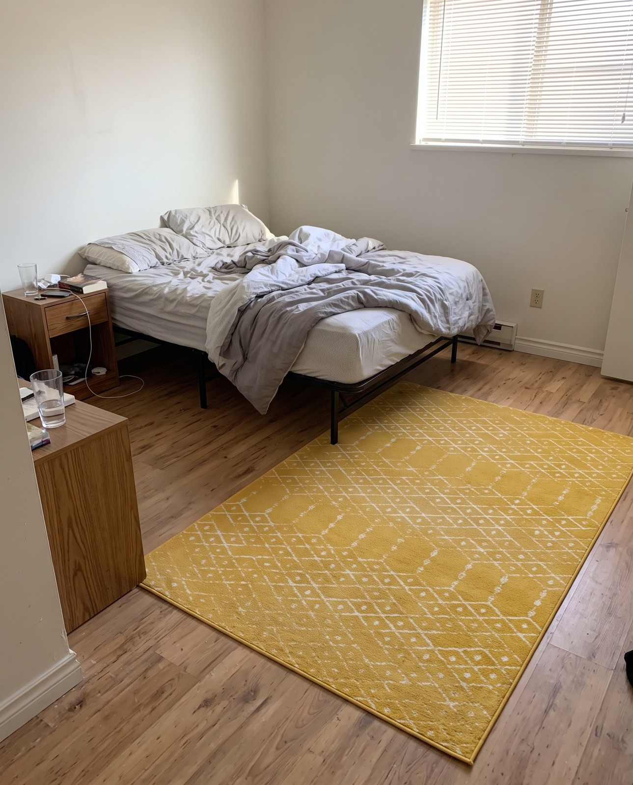 Detail image of 3' 3 x 5' 3 Newcomb · Diamond rug, yellow