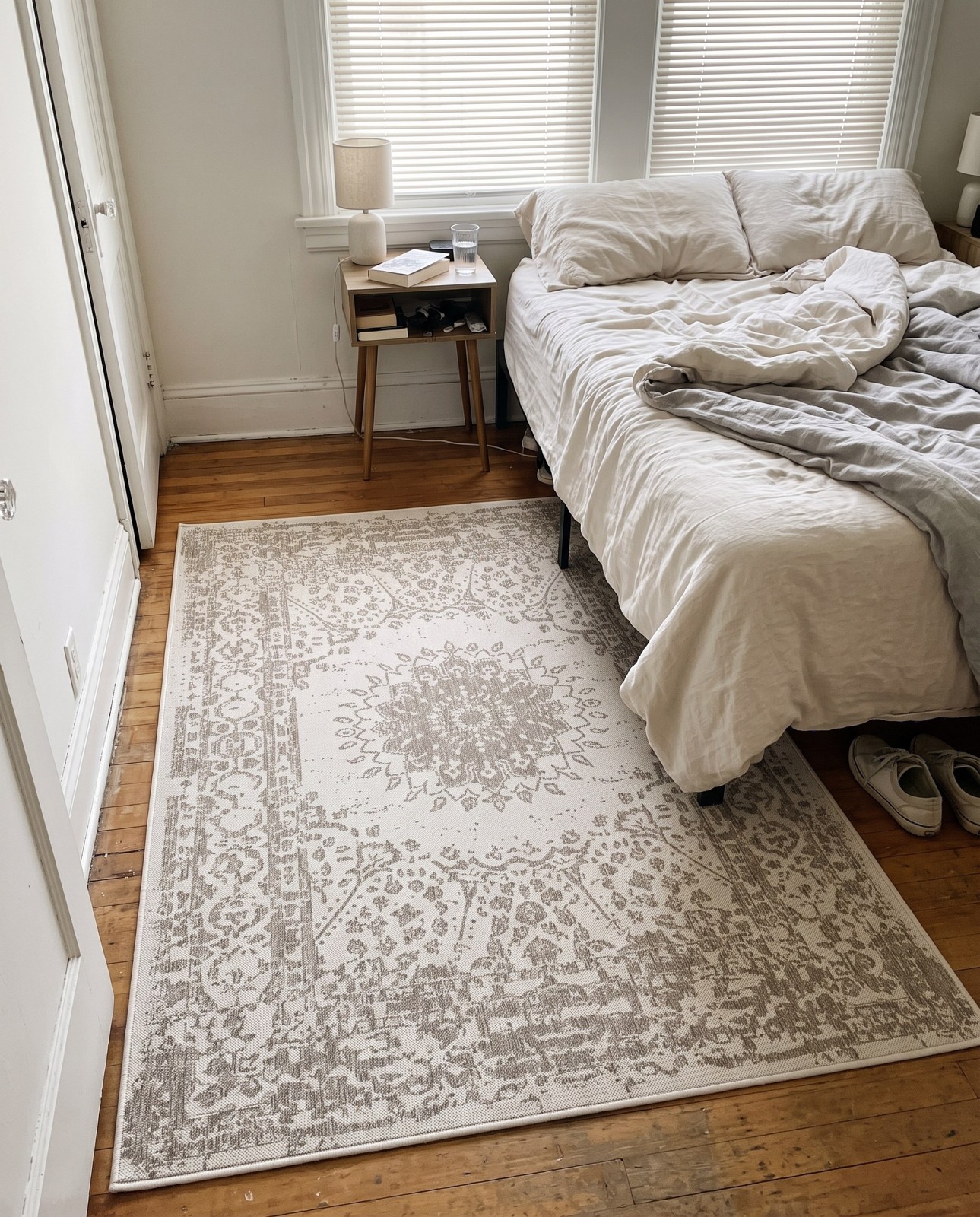 4' x 6' Royce · Faded medallion Outdoor Rug, gray and cream