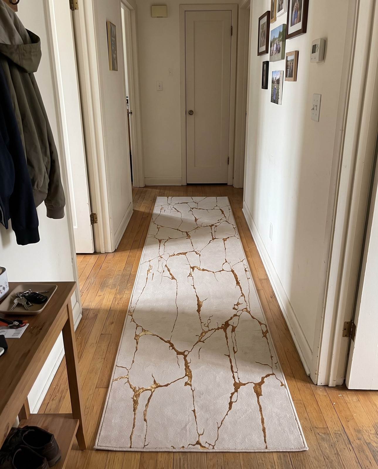 4' x 6' Ravenhill · Abstract rug, white and gold