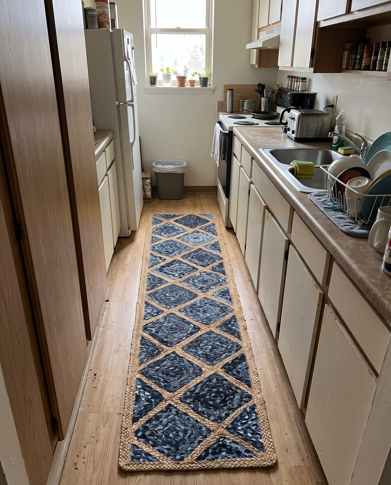 Detail image of 0' 9 x 2' 6 Halsey · Diamond Braided Jute Rug, blue