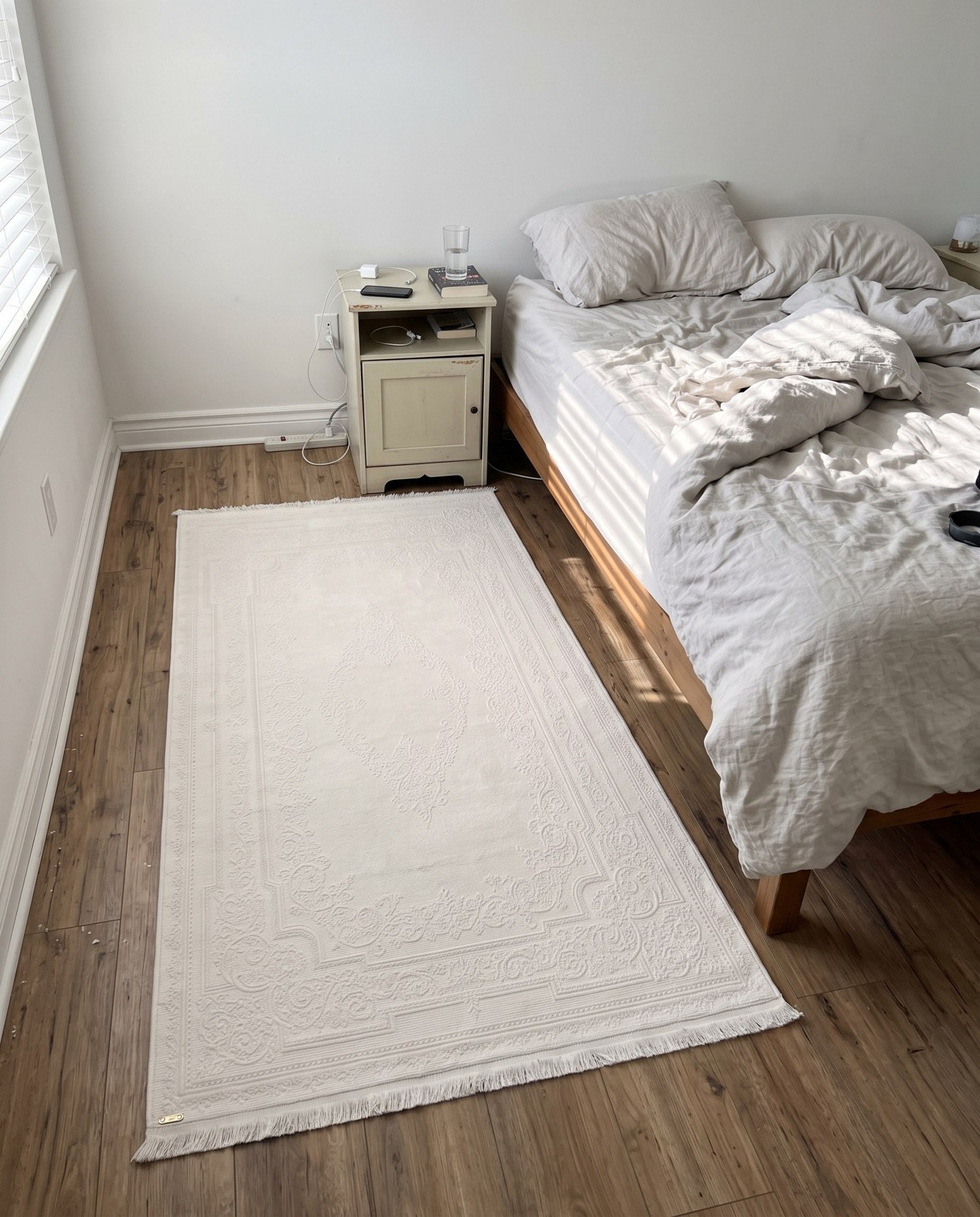 3' 3 x 6' 7 Celeste · Border rug, white