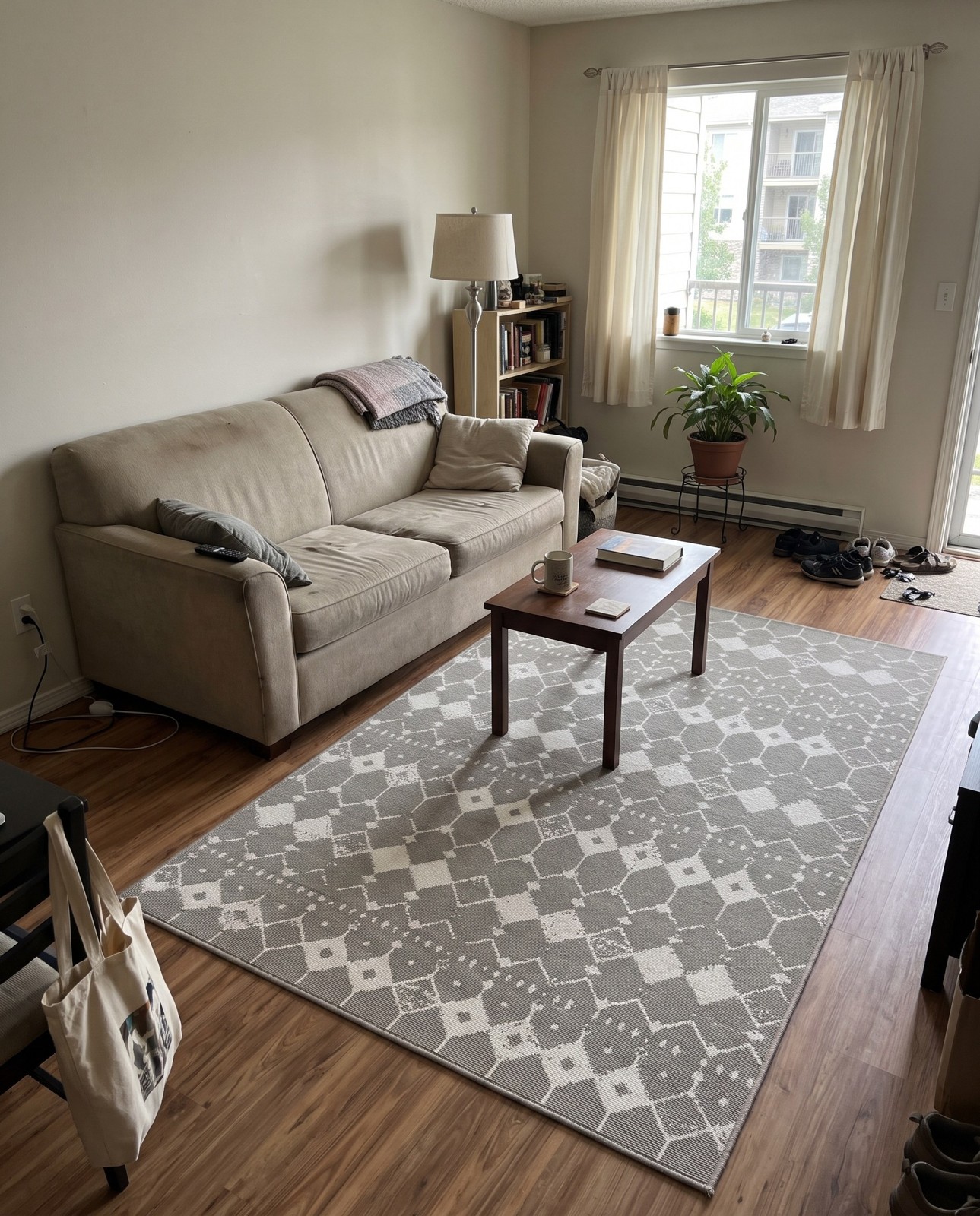 Detail image of 5' 3 x 8' Stowe · Geometric lattice Outdoor Rug, gray and ivory