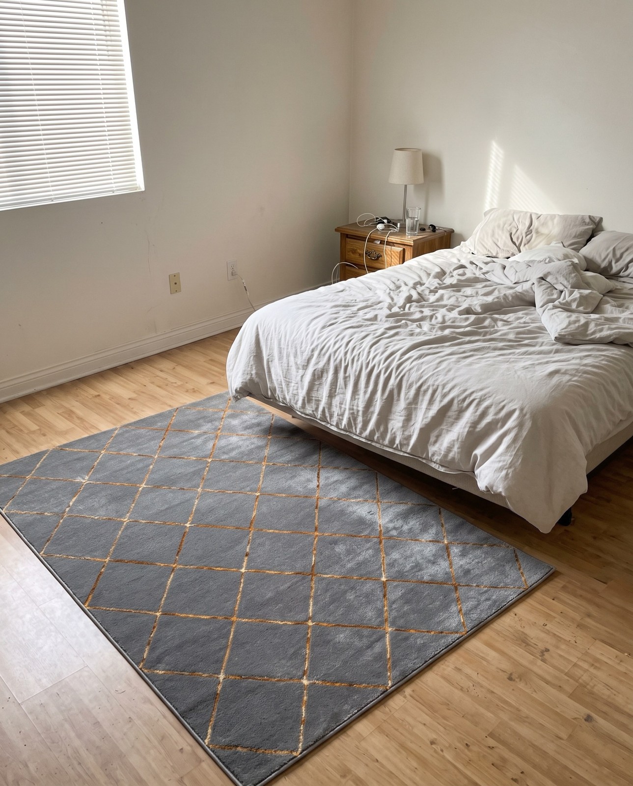 Detail image of 5' 3 x 7' Gilchrist · Diamond trellis rug, gray and gold