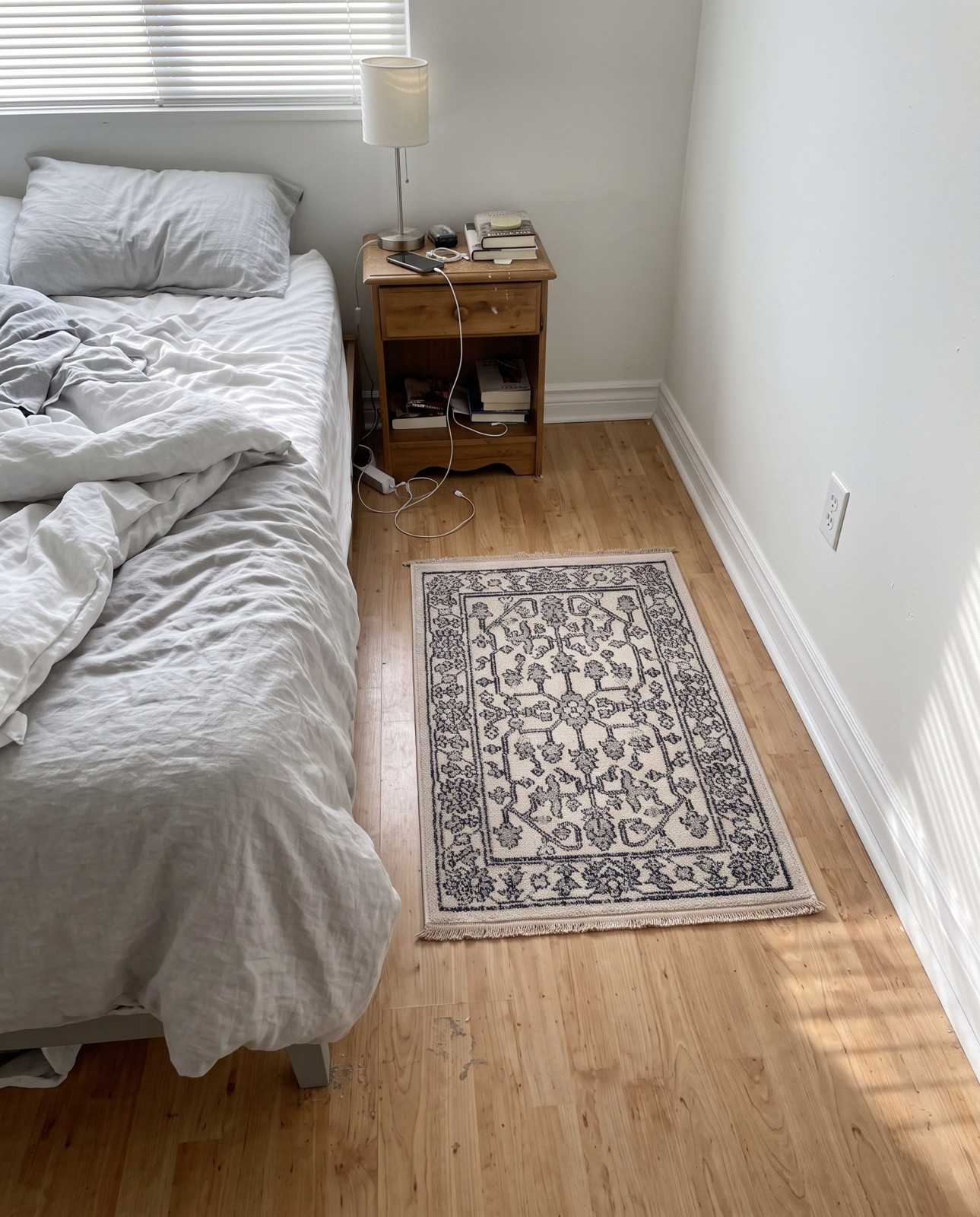 2' x 3' Parsley · Border rug, ivory
