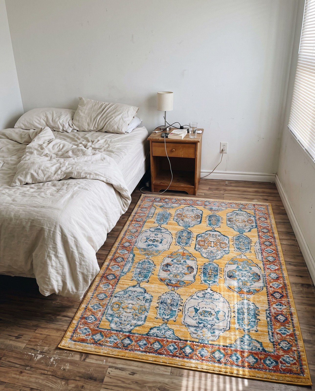 4' x 6' Pullman · Border rug, yellow