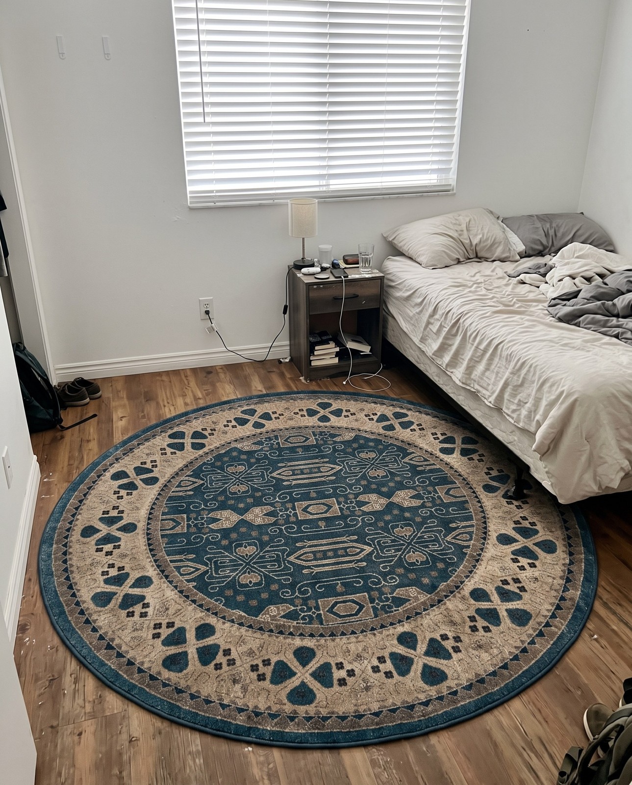 2' x 3' Esmond · Medallion rug, light blue and gray