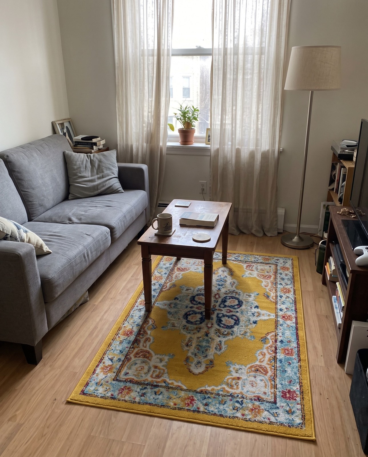 10' x 13' Selby · Border rug, yellow