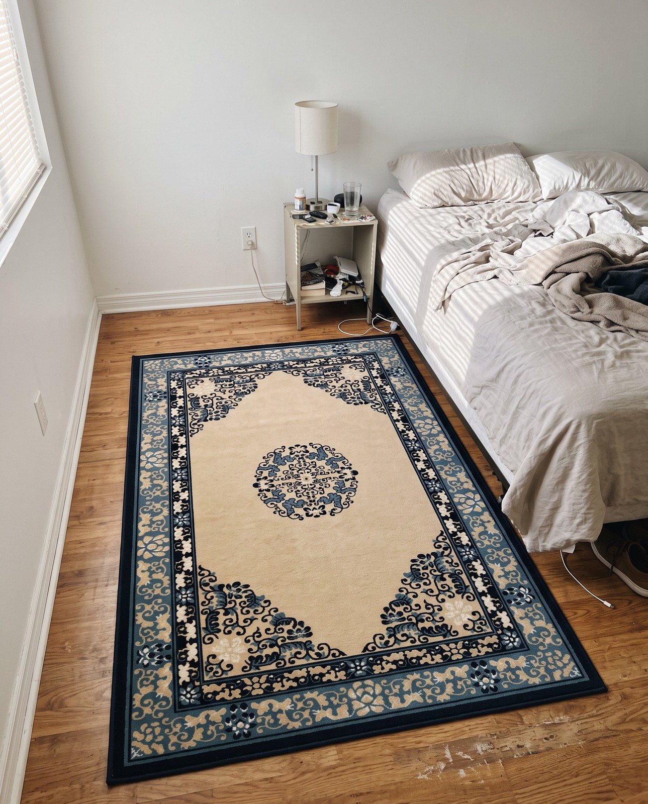 5' 3 x 8' Seldon · Border rug, cream