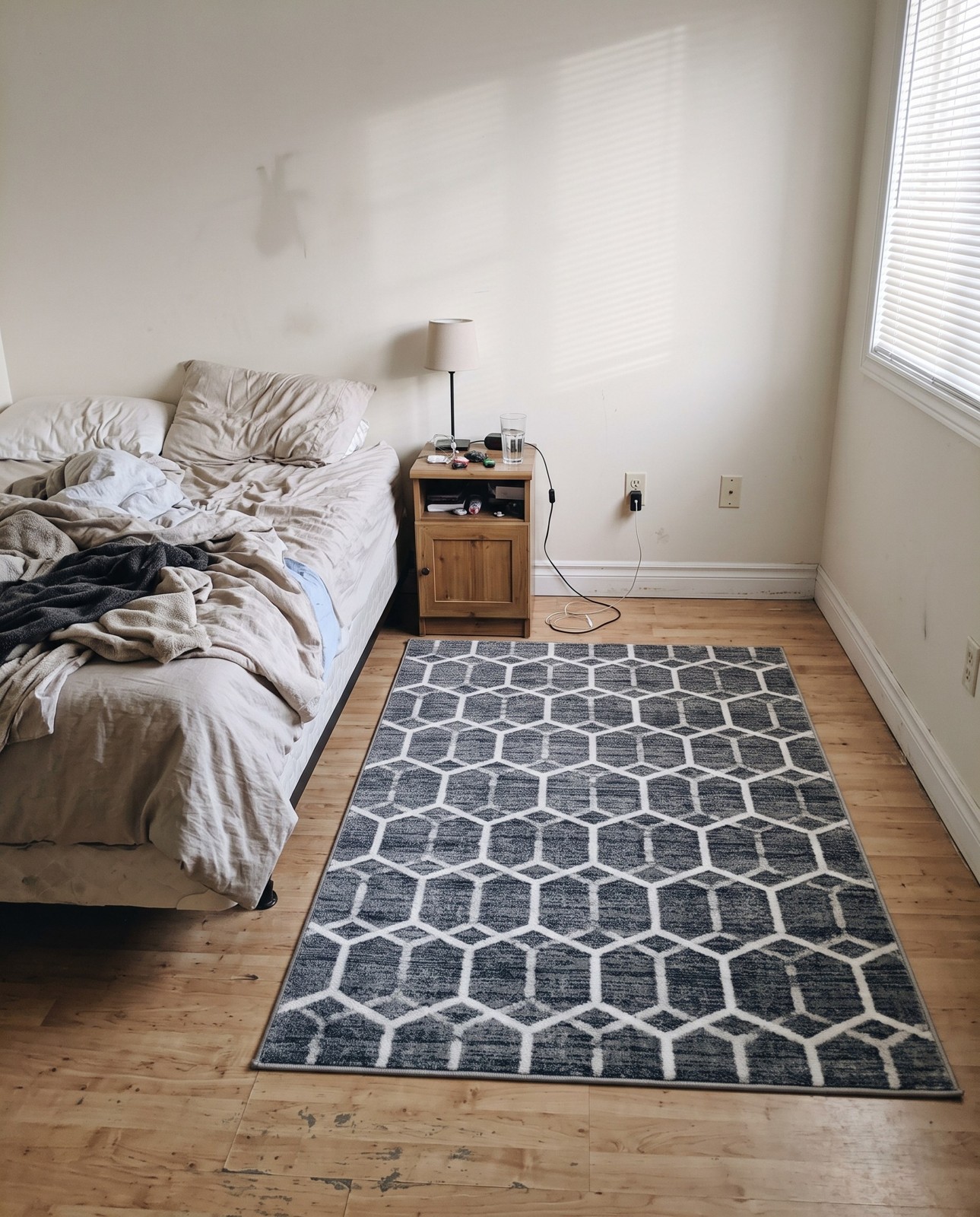 4' x 6' Babcock · Geometric rug, grey