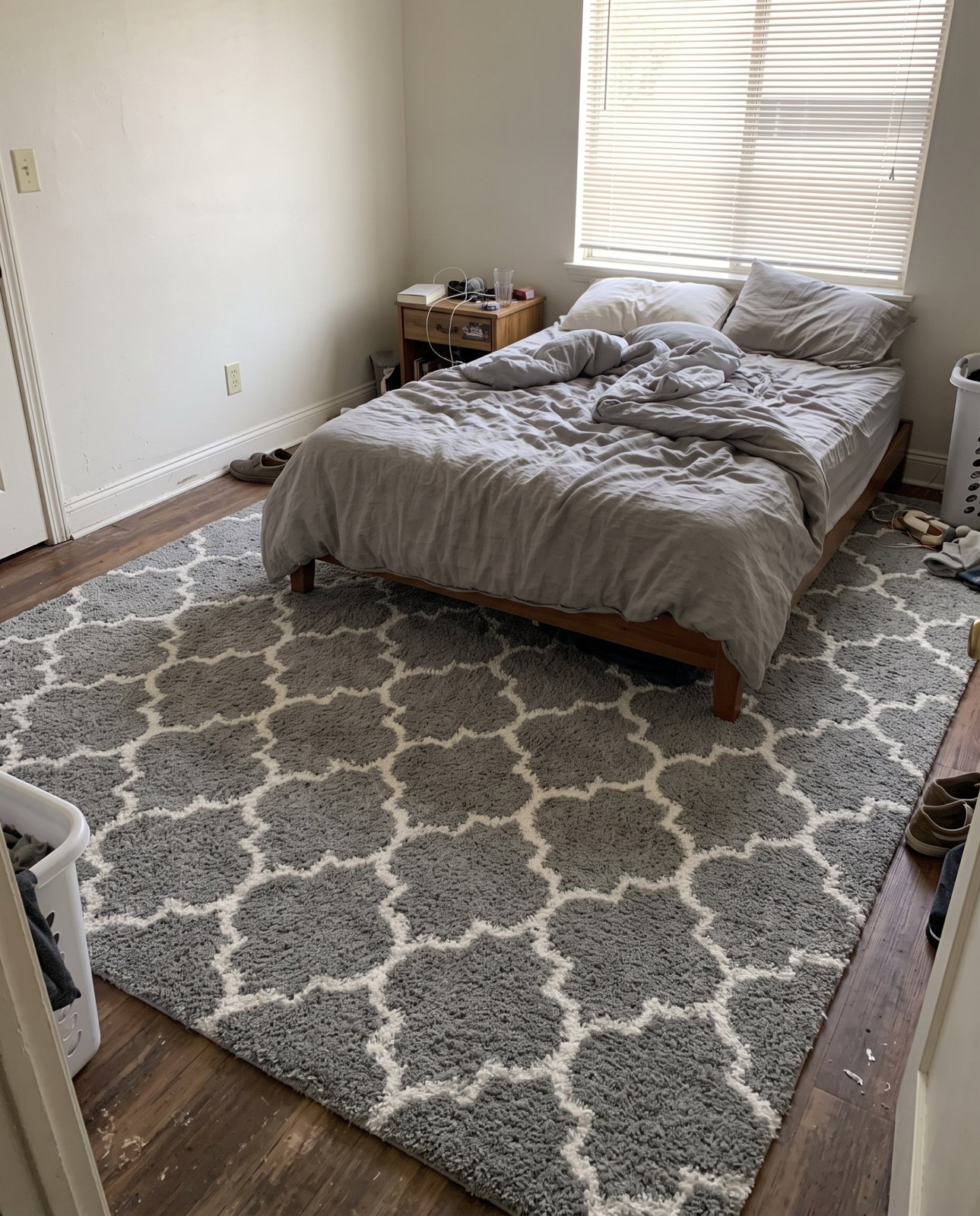 Detail image of 9' 10 x 14' Jameson · Trellis Shag Rug, cyan and ivory