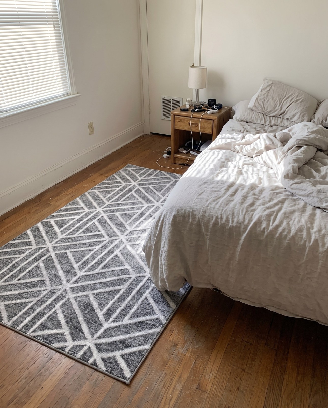 Detail image of 9' x 12' 2 Norwood · Geometric rug, grey