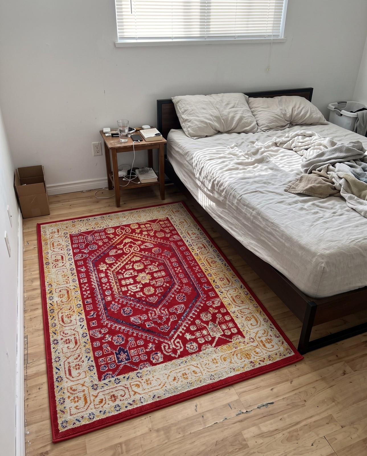 4' x 6' Broadhurst · Border rug, magenta
