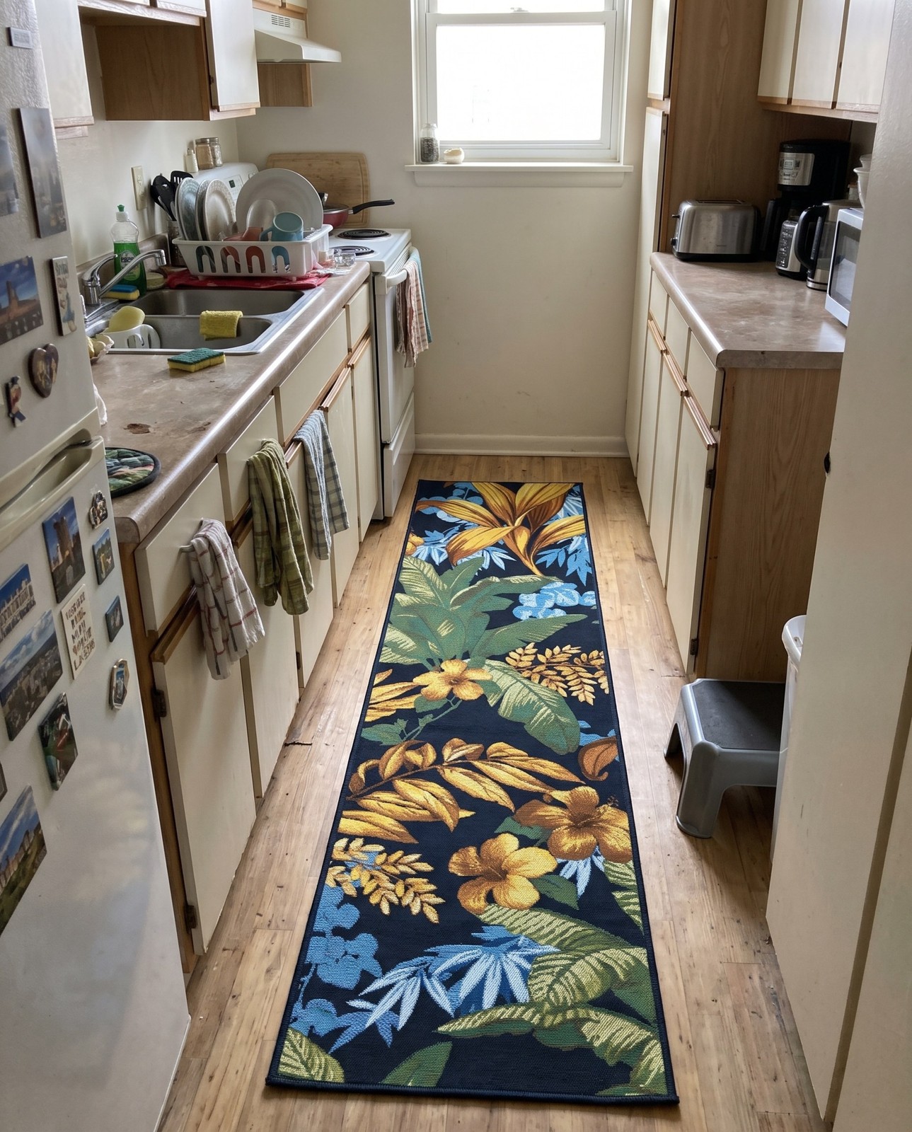 2' x 4' Lomax · Tropical leaves Outdoor Rug, navy and gold