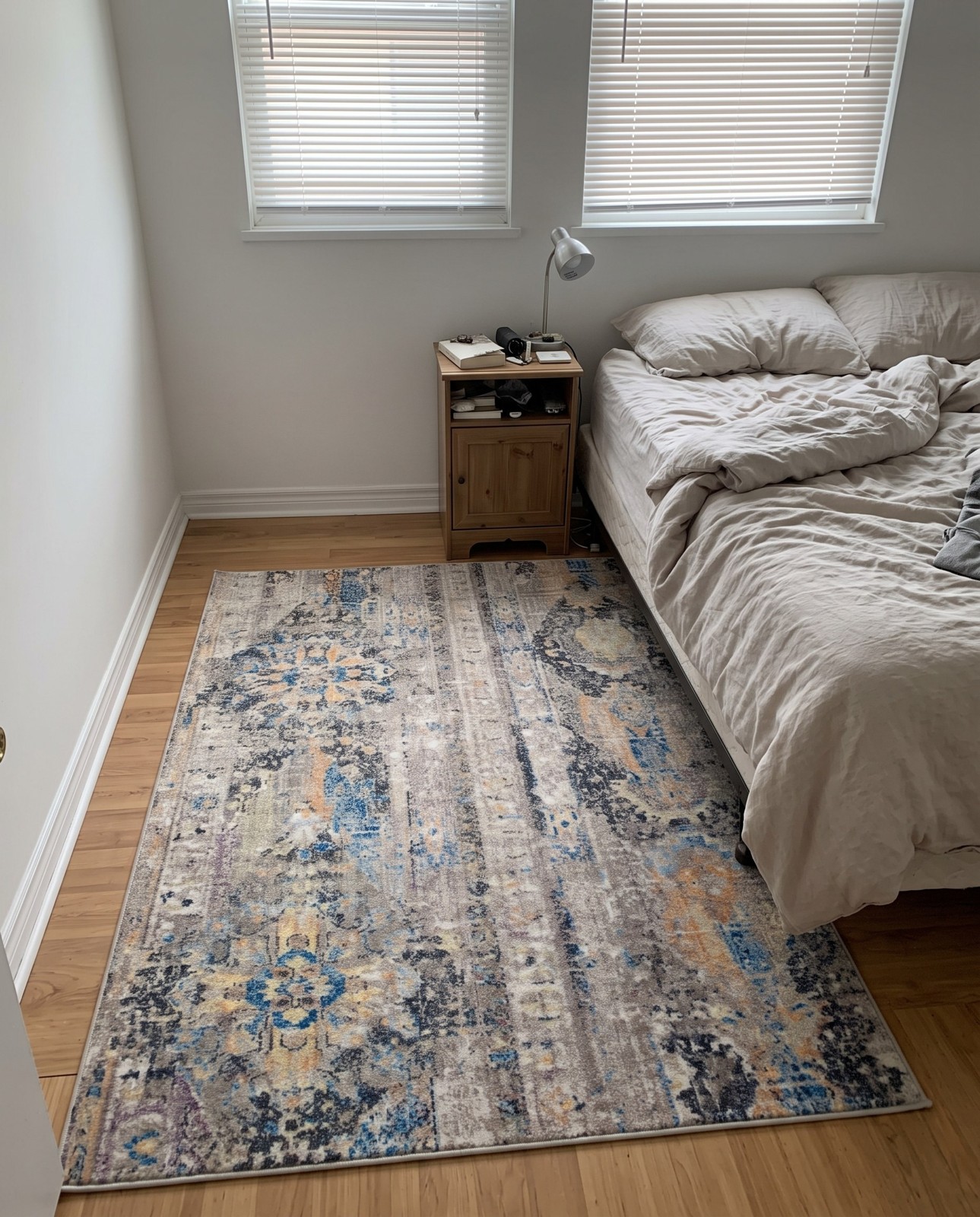 Detail image of 5' x 8' Amos · Medallion rug, gray