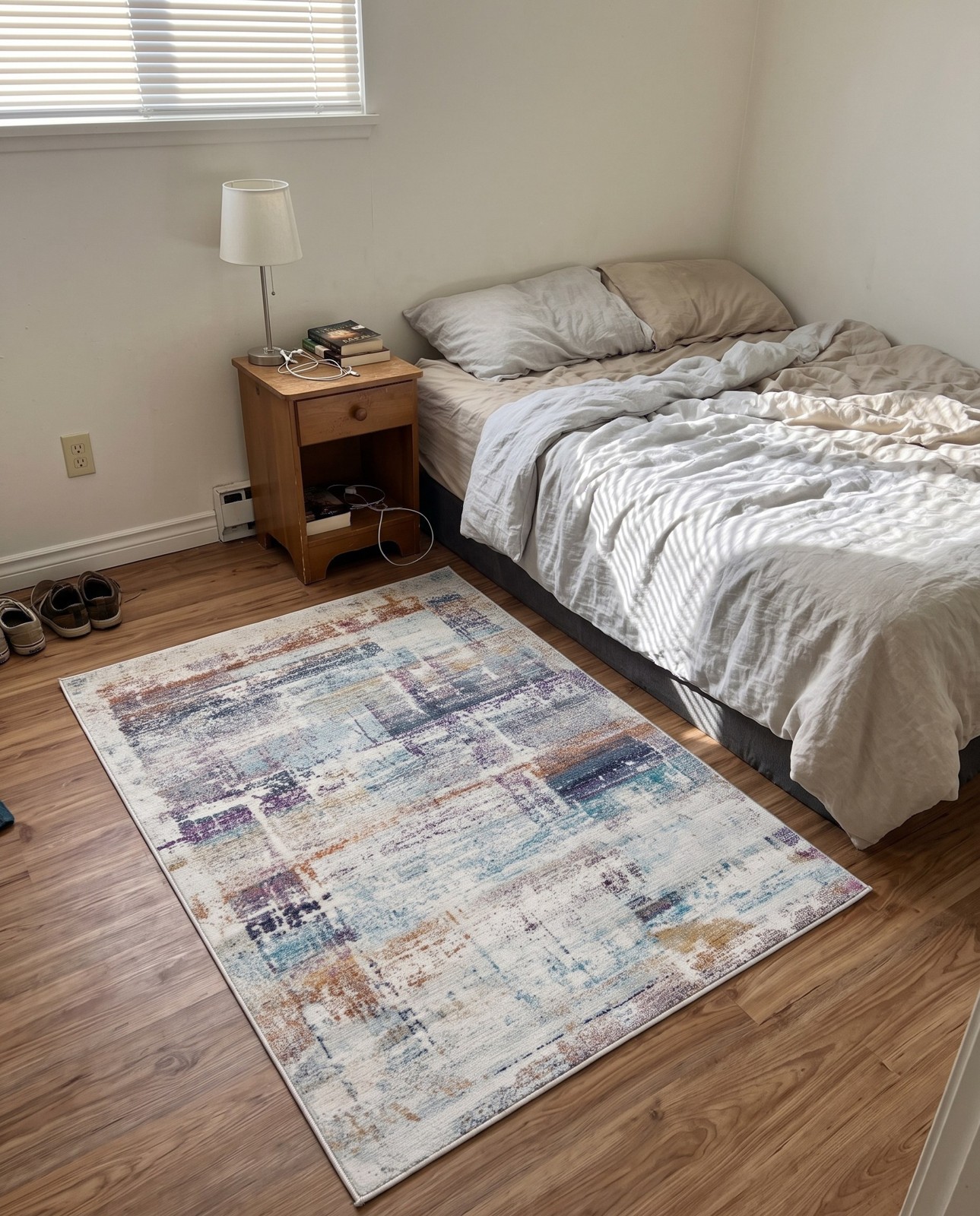 Detail image of 4' x 6' Leverett · Abstract rug, multi