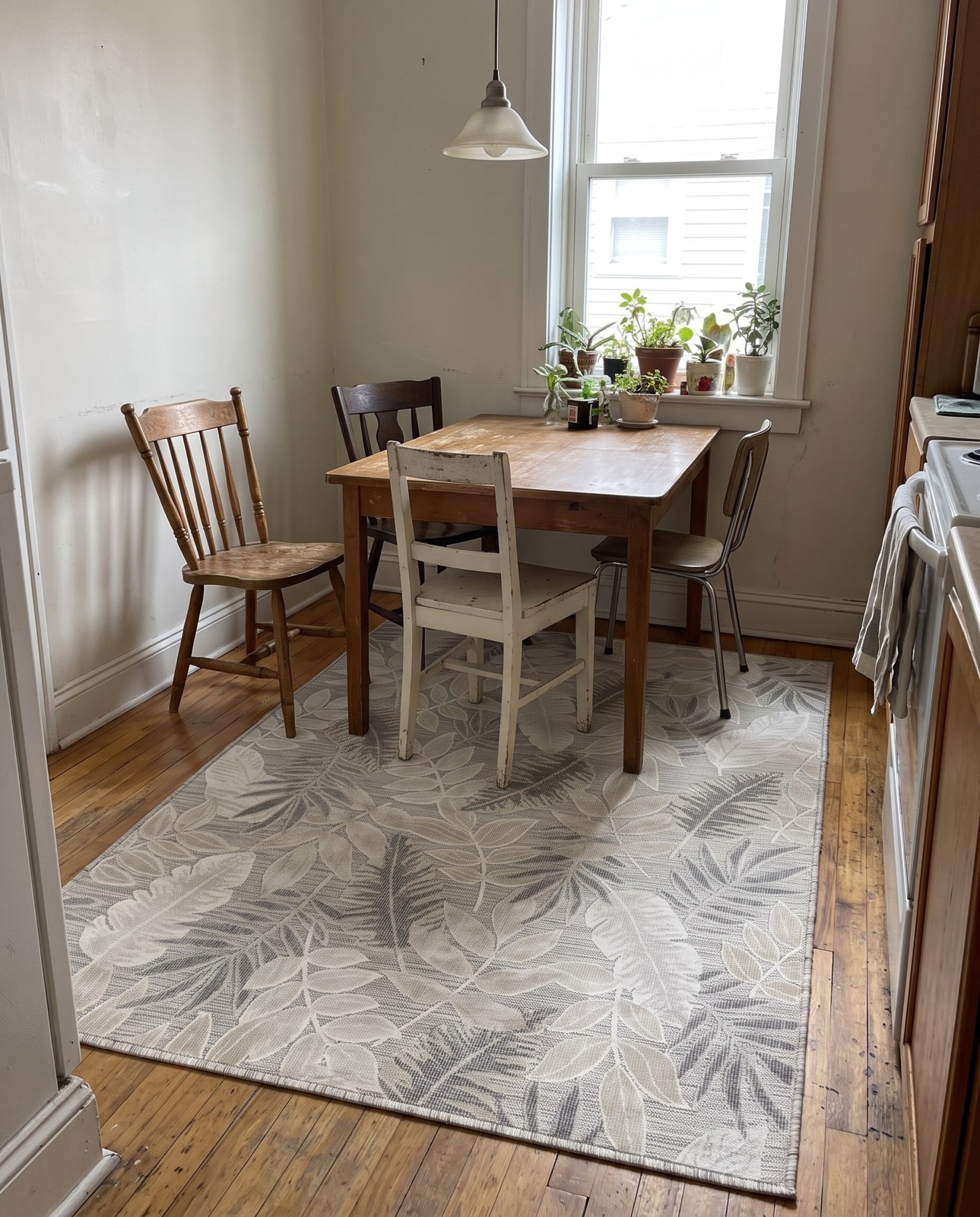 Detail image of 4' 5 x 6' Quimby · Botanical Outdoor Rug, gray and ivory