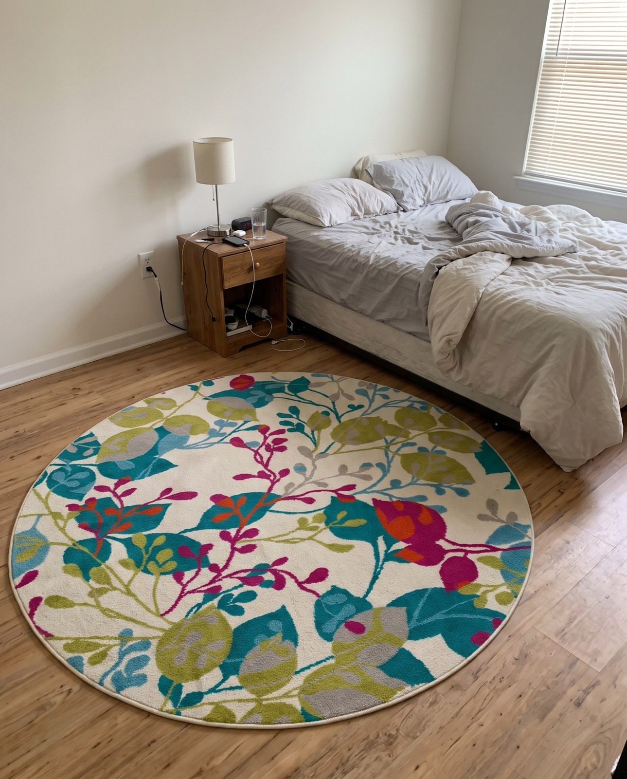 Detail image of 3' x 3' Lilburn · Botanical rug, multicolor on ivory