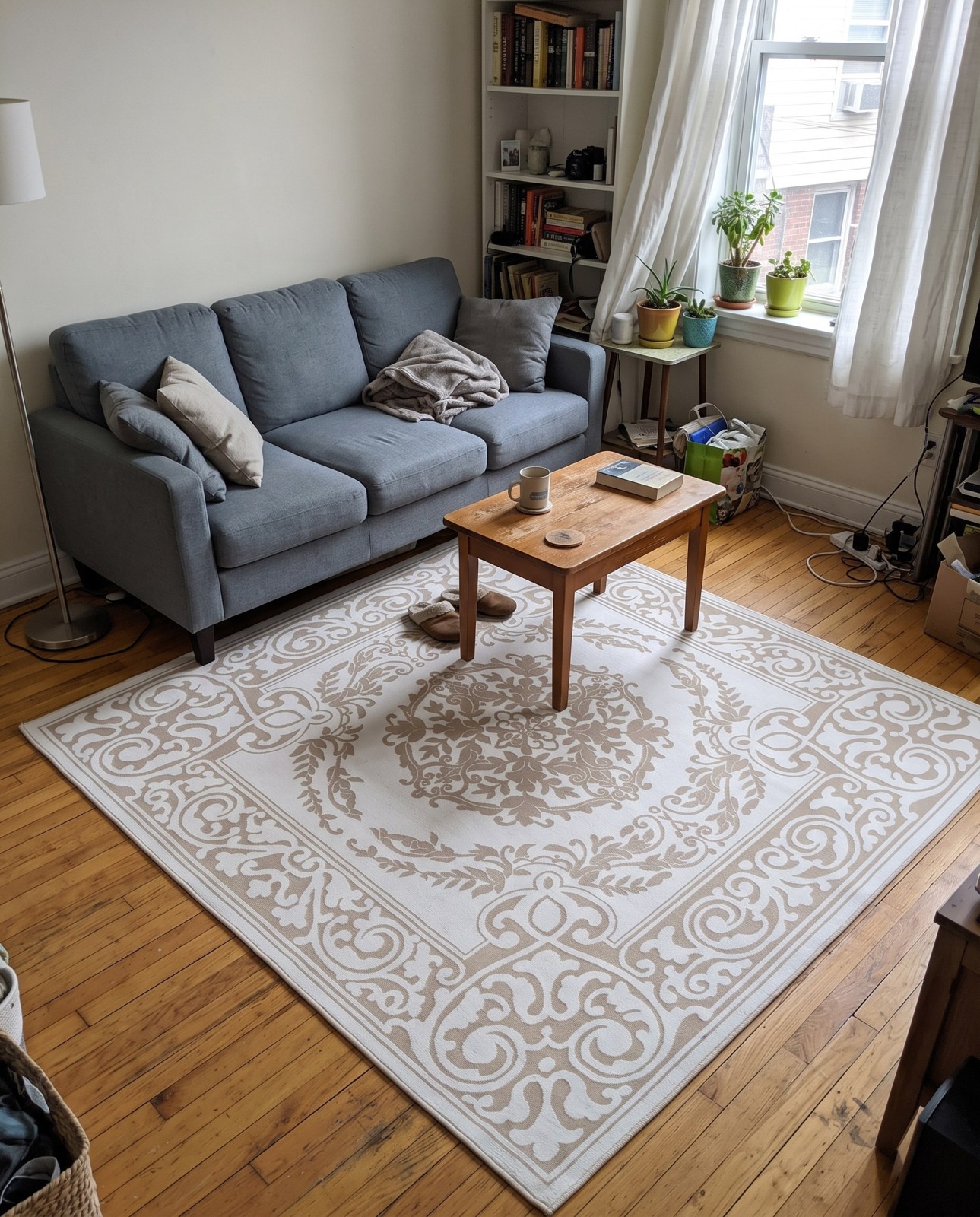 Detail image of 3' 3 x 5' 3 Thistle · Medallion rug, white and beige