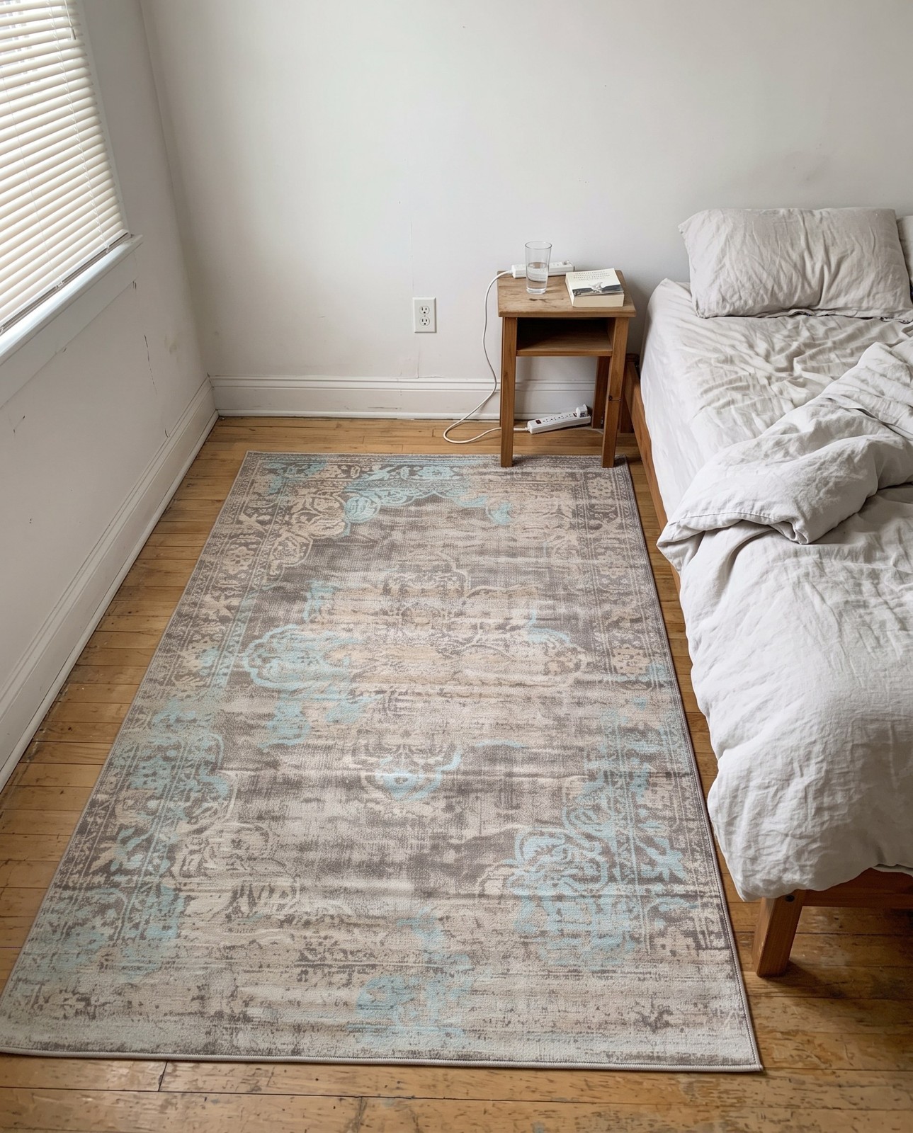 5' x 8' Roscoe · Distressed traditional rug, gray and teal