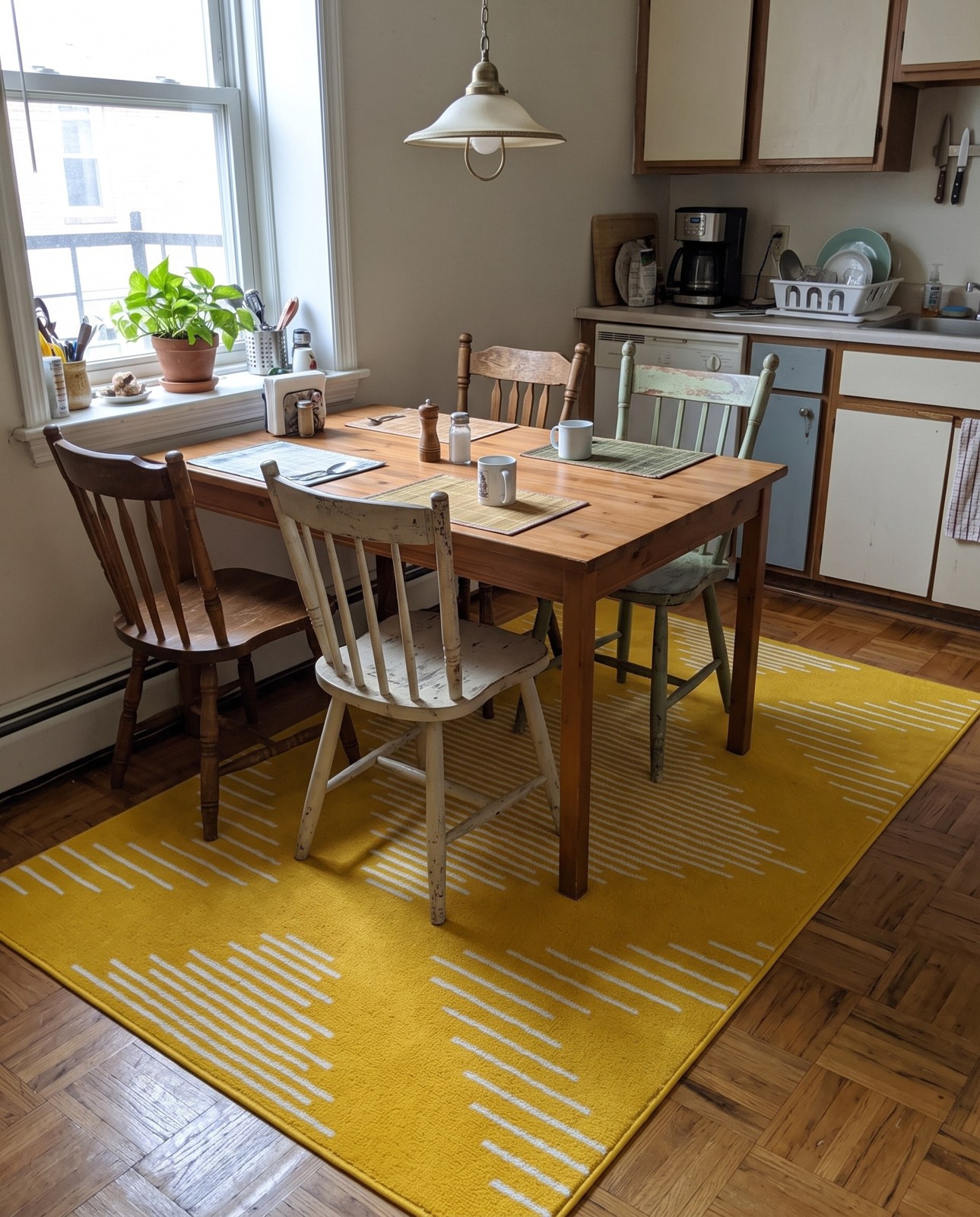 Detail image of 7' x 10' Knox · Diamond rug, yellow