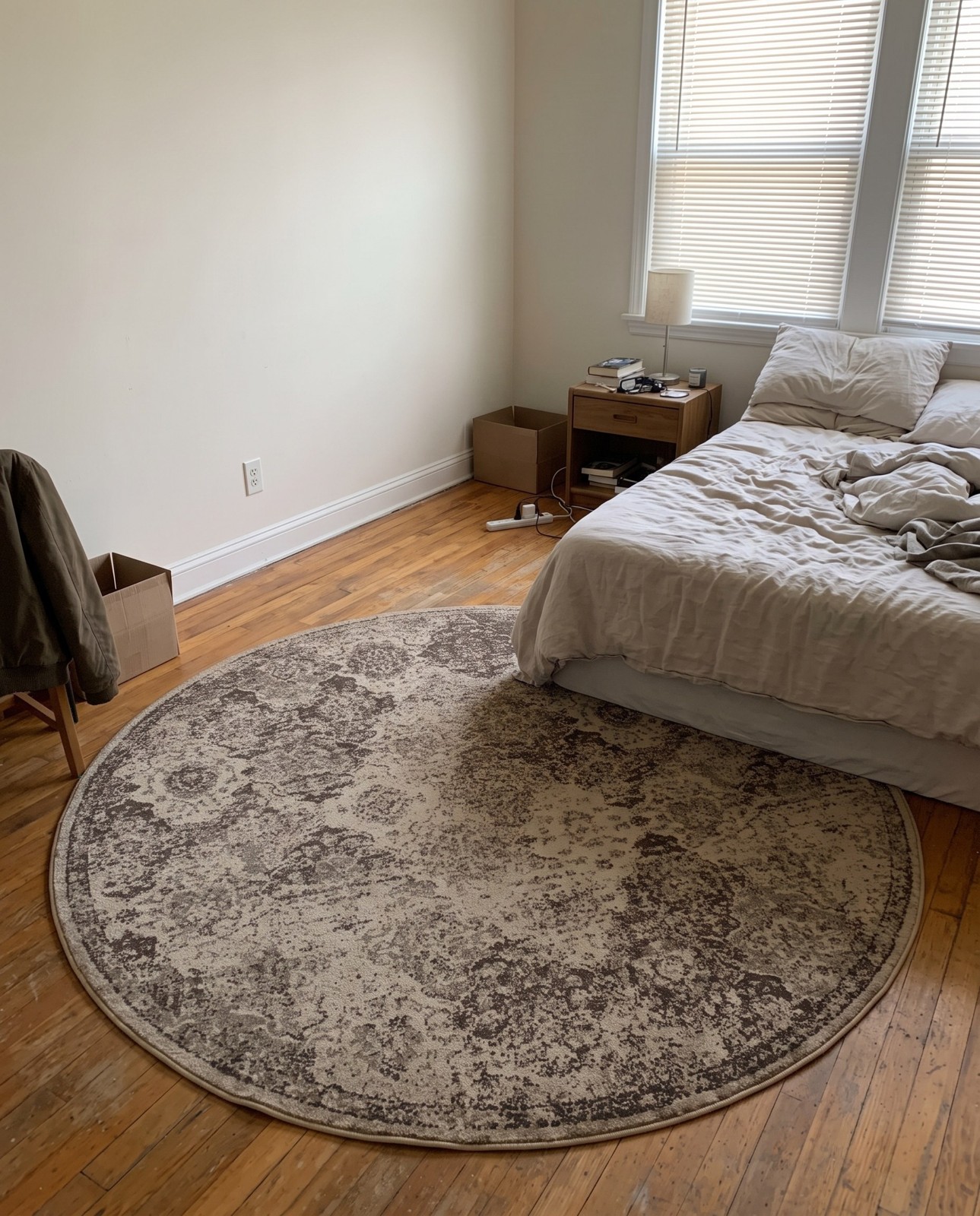4' x 6' Maude · Distressed medallion rug, beige and brown