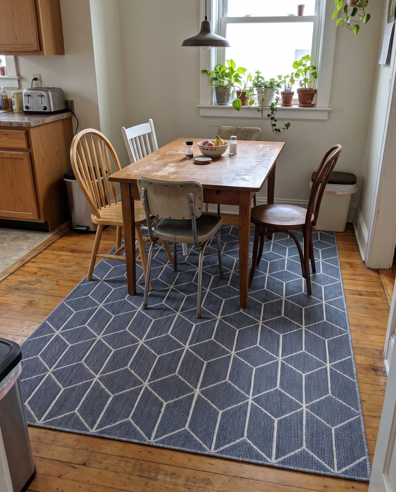 Detail image of 2' x 3' 1 Jasper · Geometric Outdoor Rug, navy and white