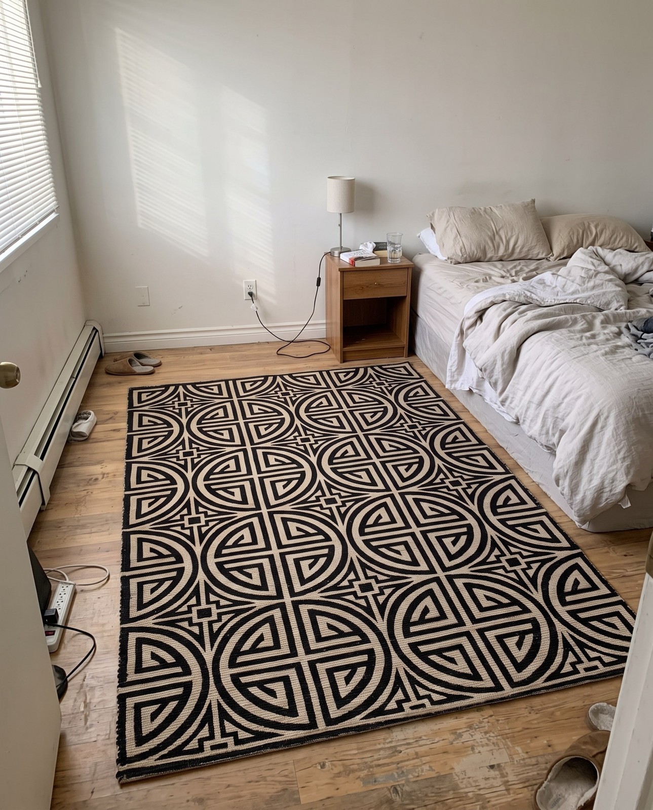 2' x 3' 1 Pasco · Geometric medallion rug, black and ivory