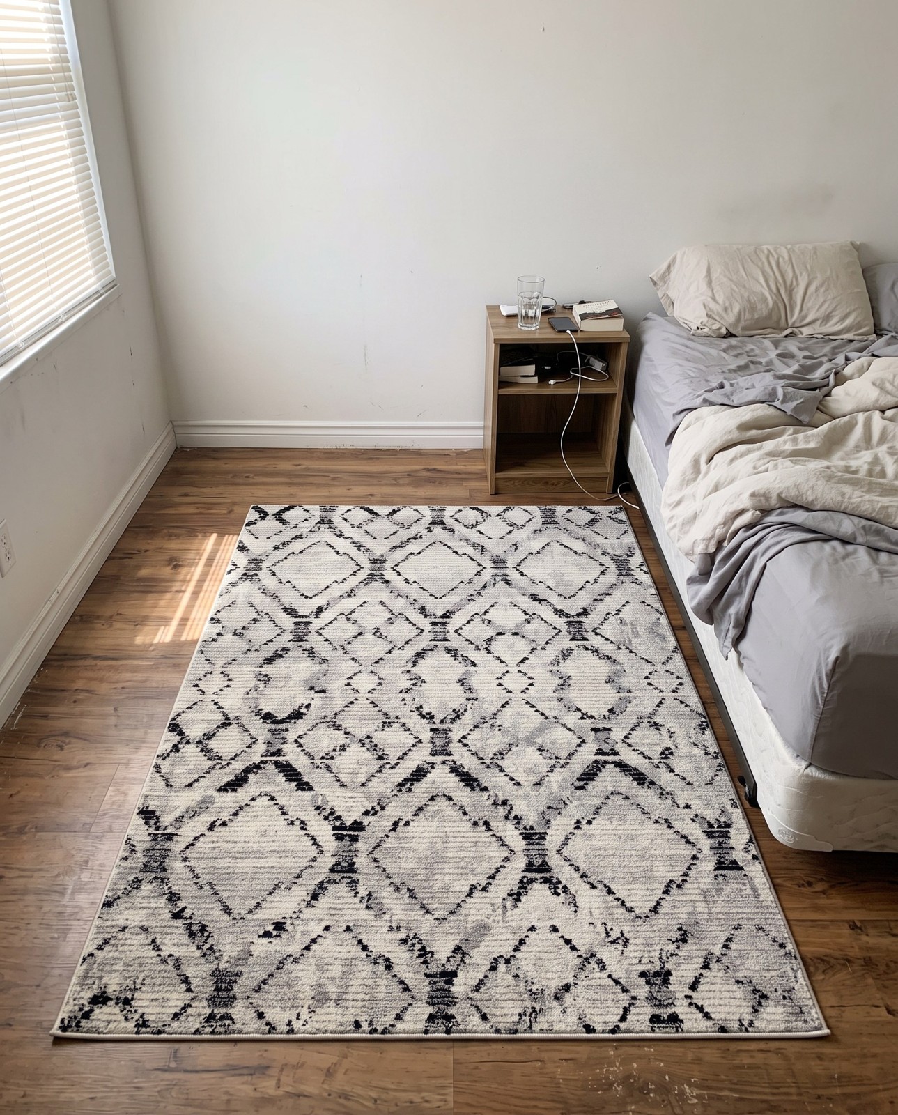 Detail image of 2' x 3' Tilden · Diamond rug, ivory
