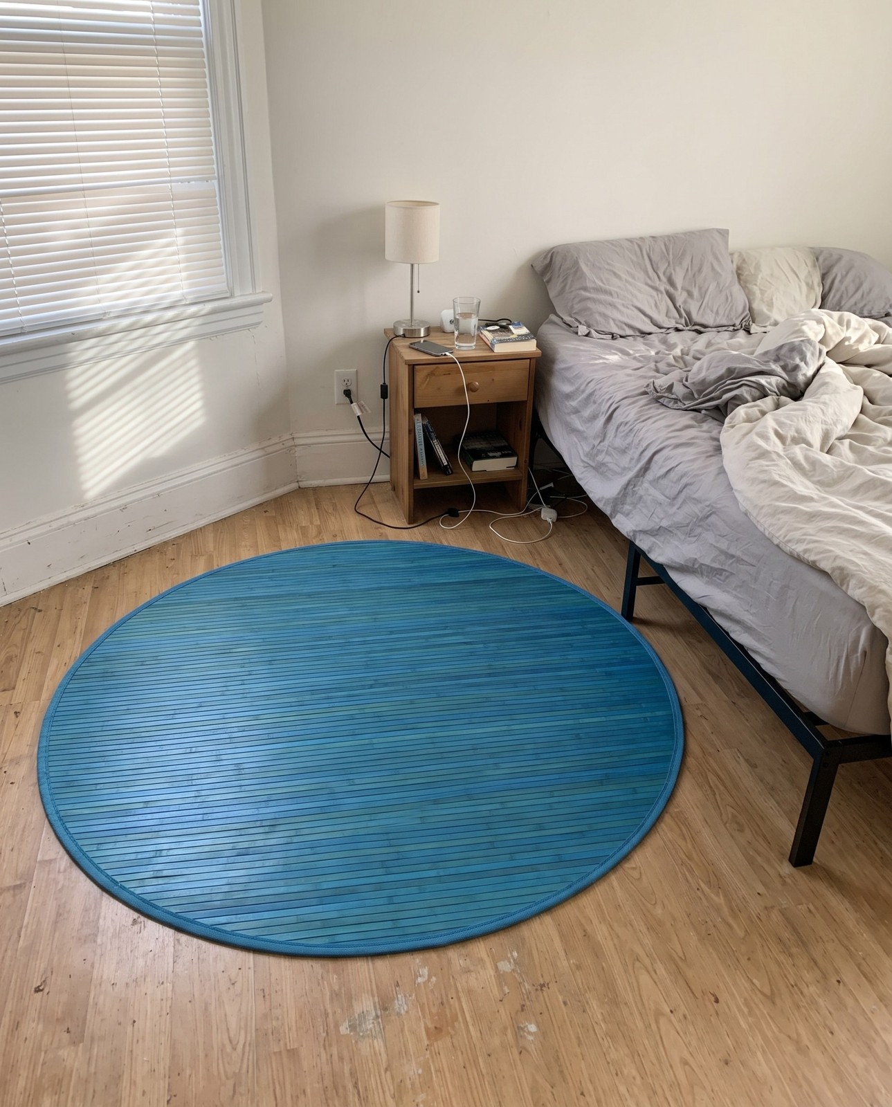 7' x 7' Nora · Border rug, blue