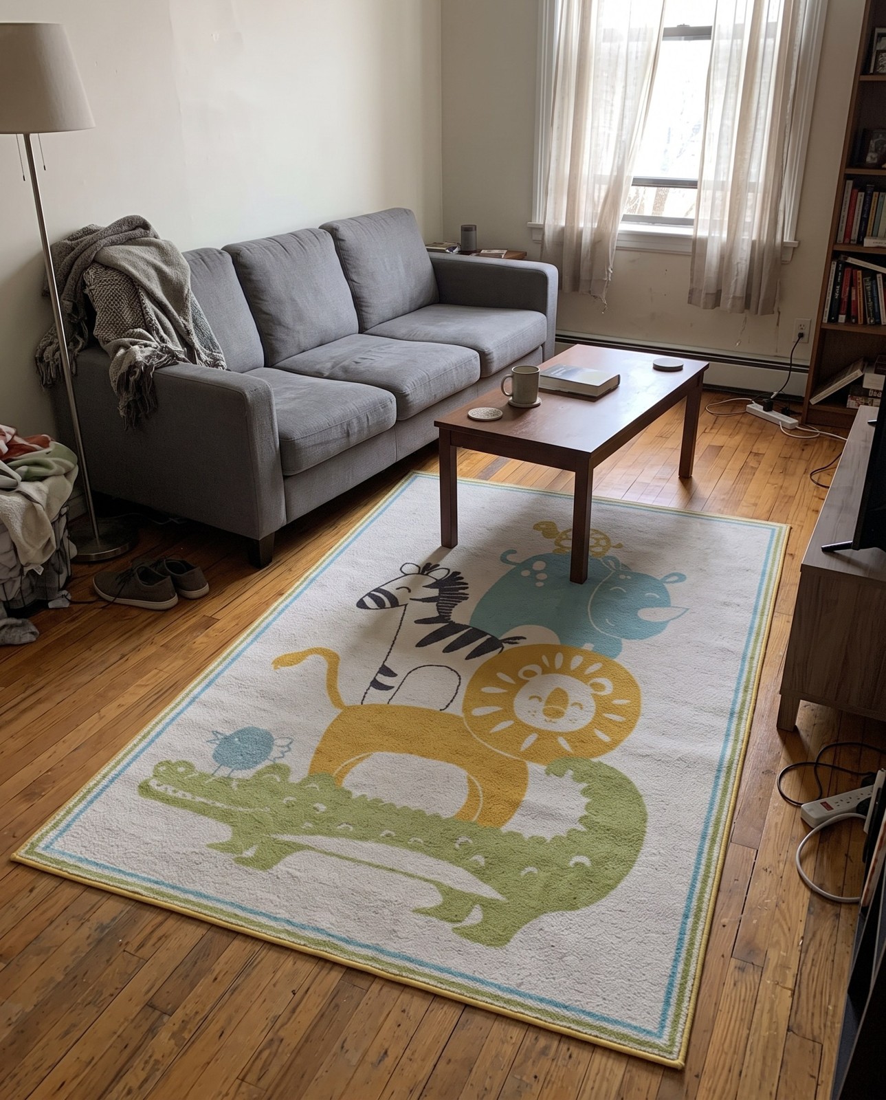 5' 3 x 8' Dryden · Border rug, ivory