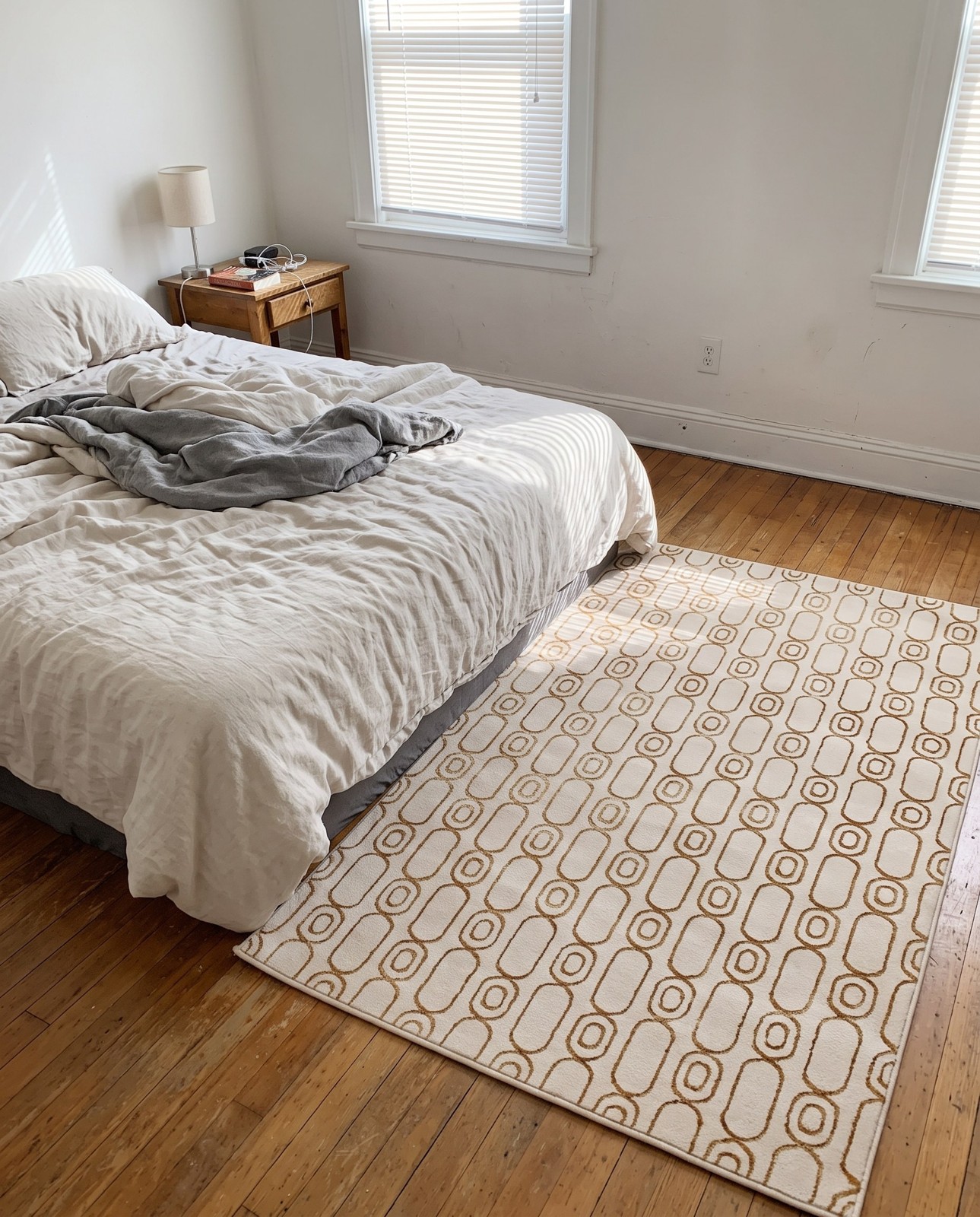 5' 3 x 8' Renwick · Geometric rug, white and gold