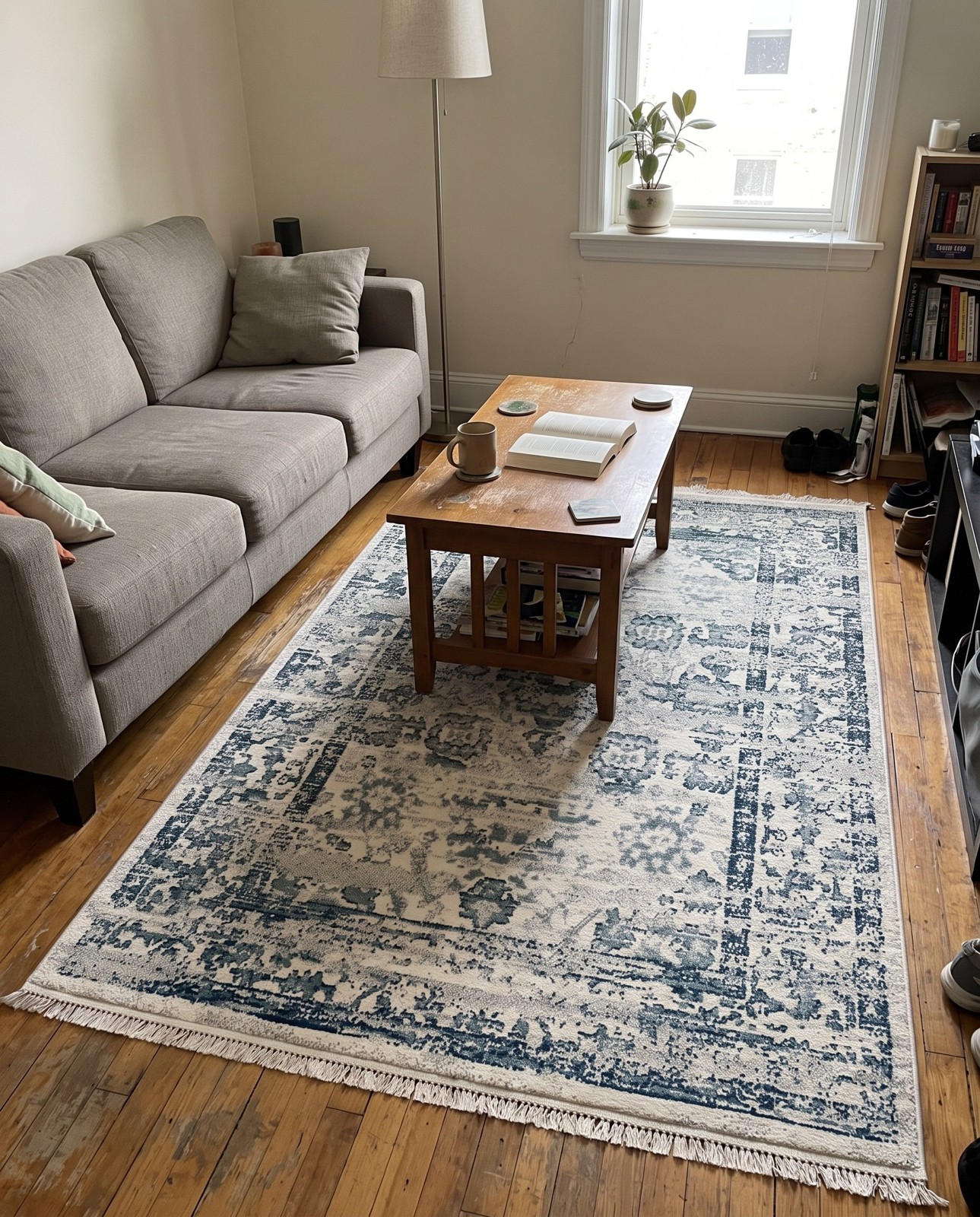 4' x 6' Appleby · Distressed medallion rug, ivory and blue