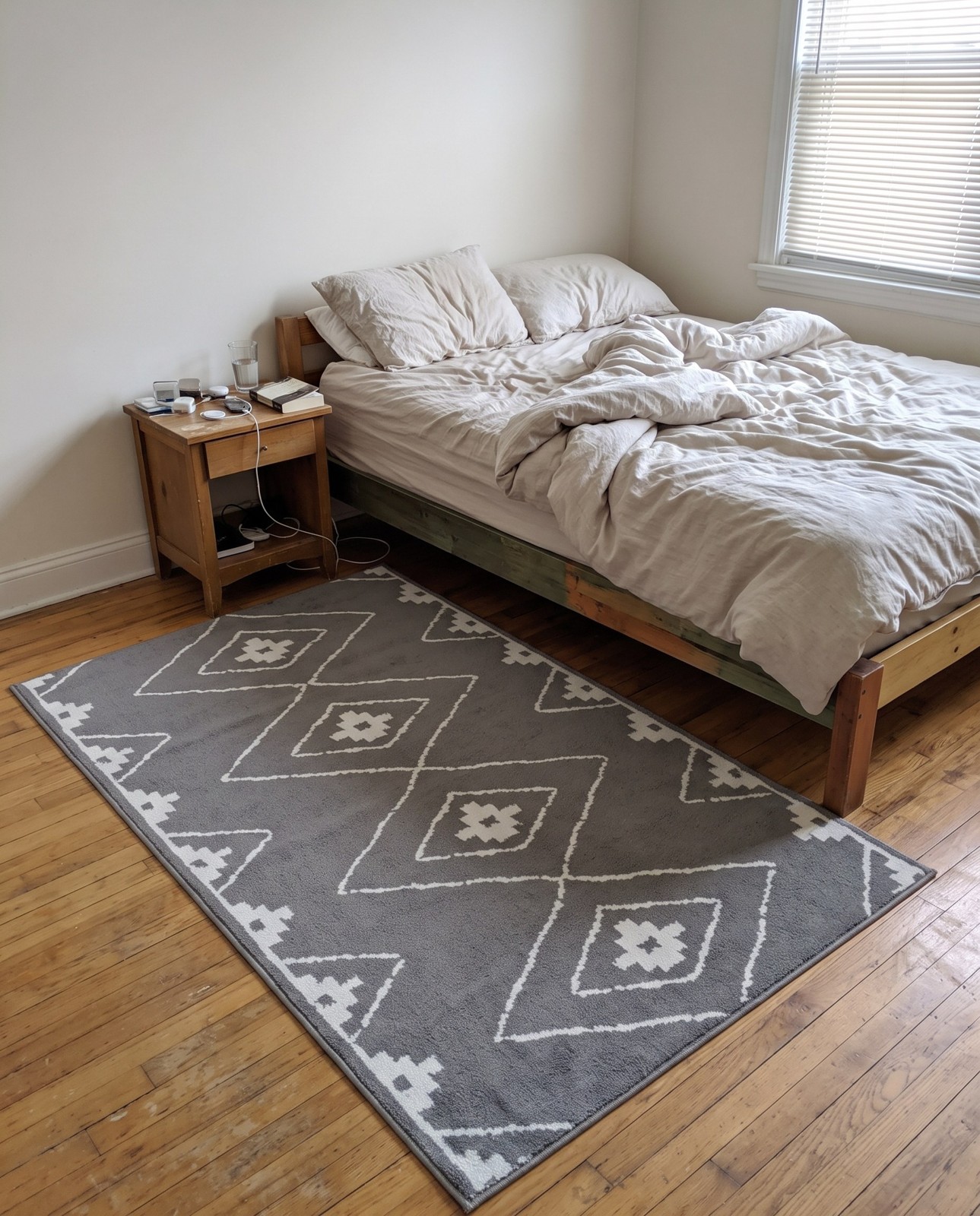 4' x 6' Sumac · Diamond rug, gray