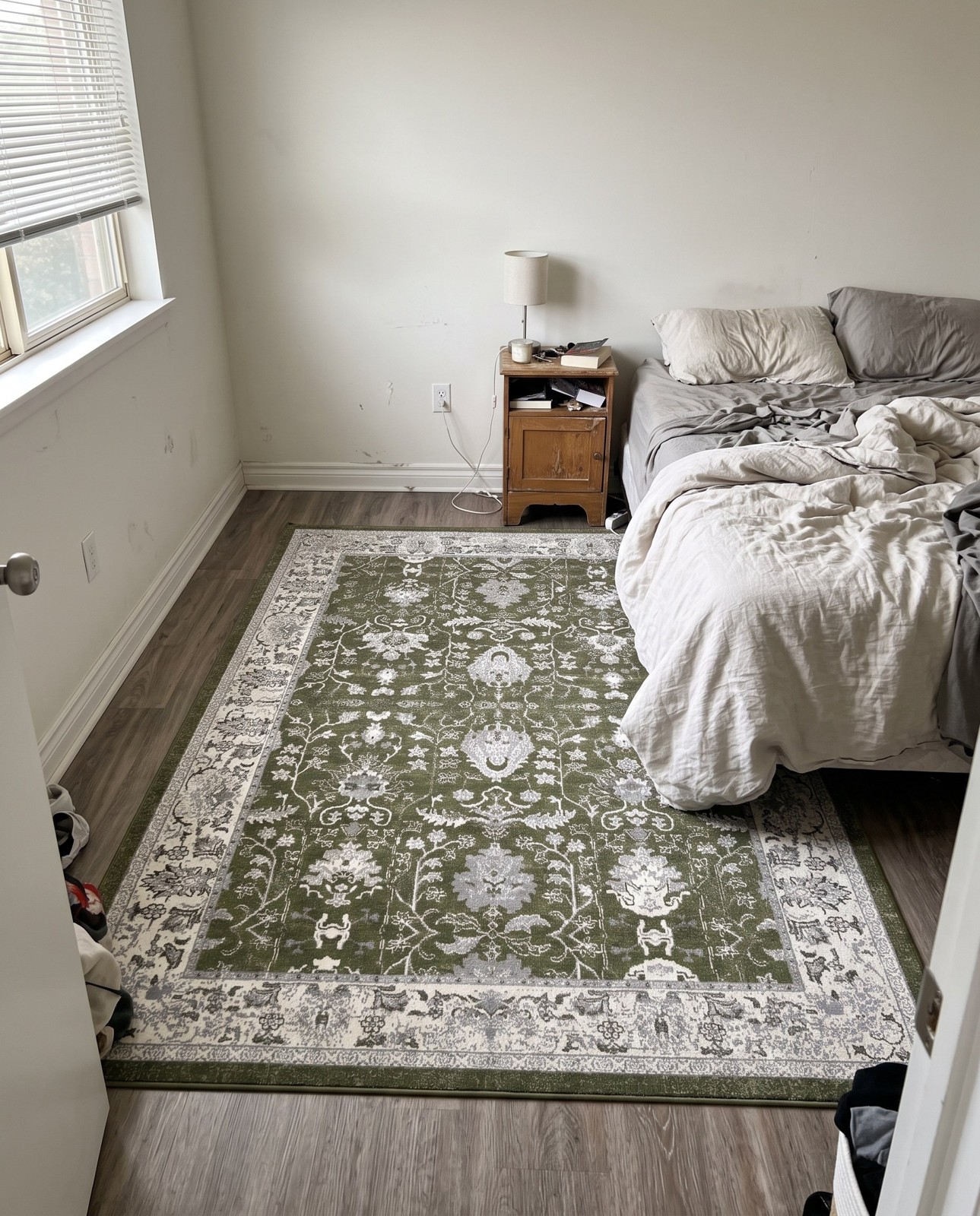 7' x 10' Sandys · Border Washable Rug, green
