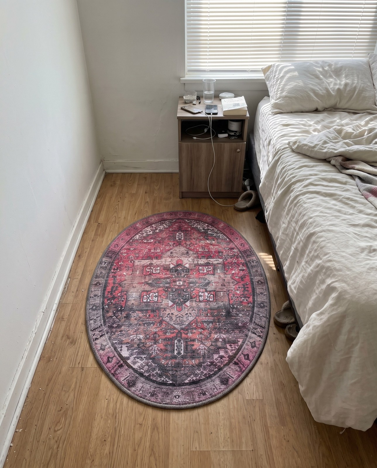 2' x 3' Clive · Distressed medallion Washable Rug, pink and black
